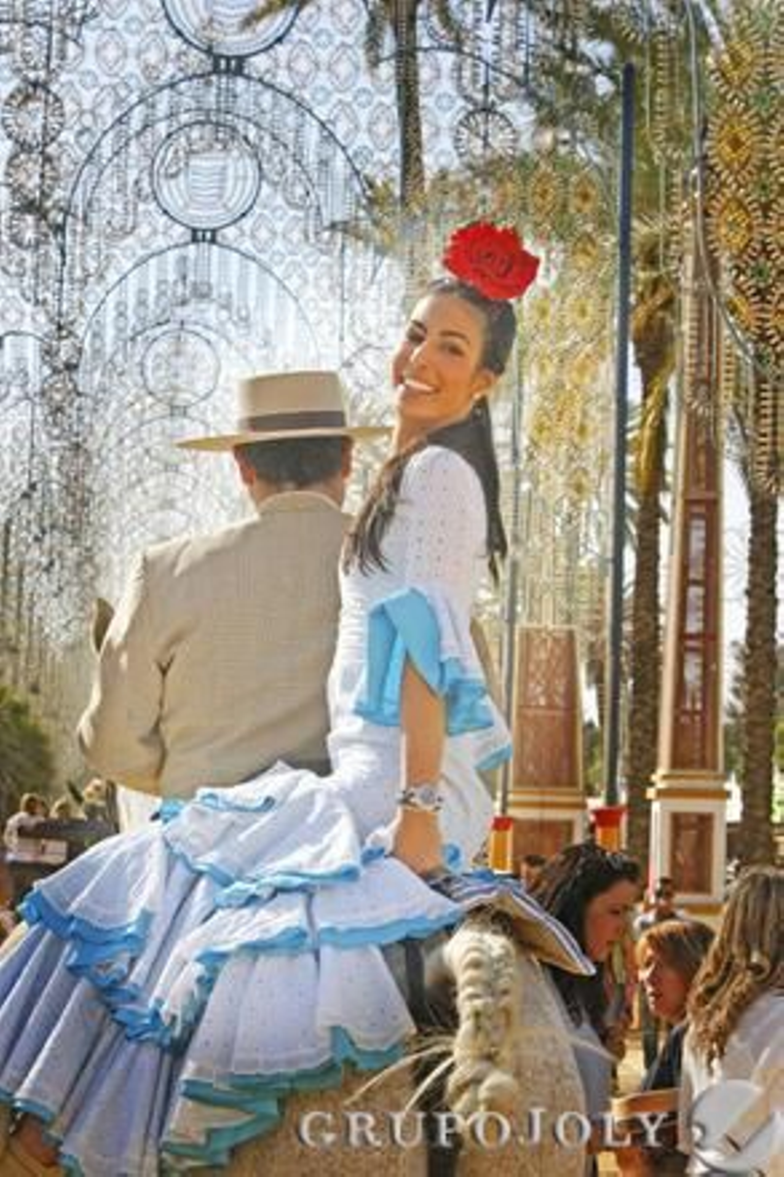 Una joven sonríe ayer, mientras recorre el parque a caballo.

Foto: Pascual