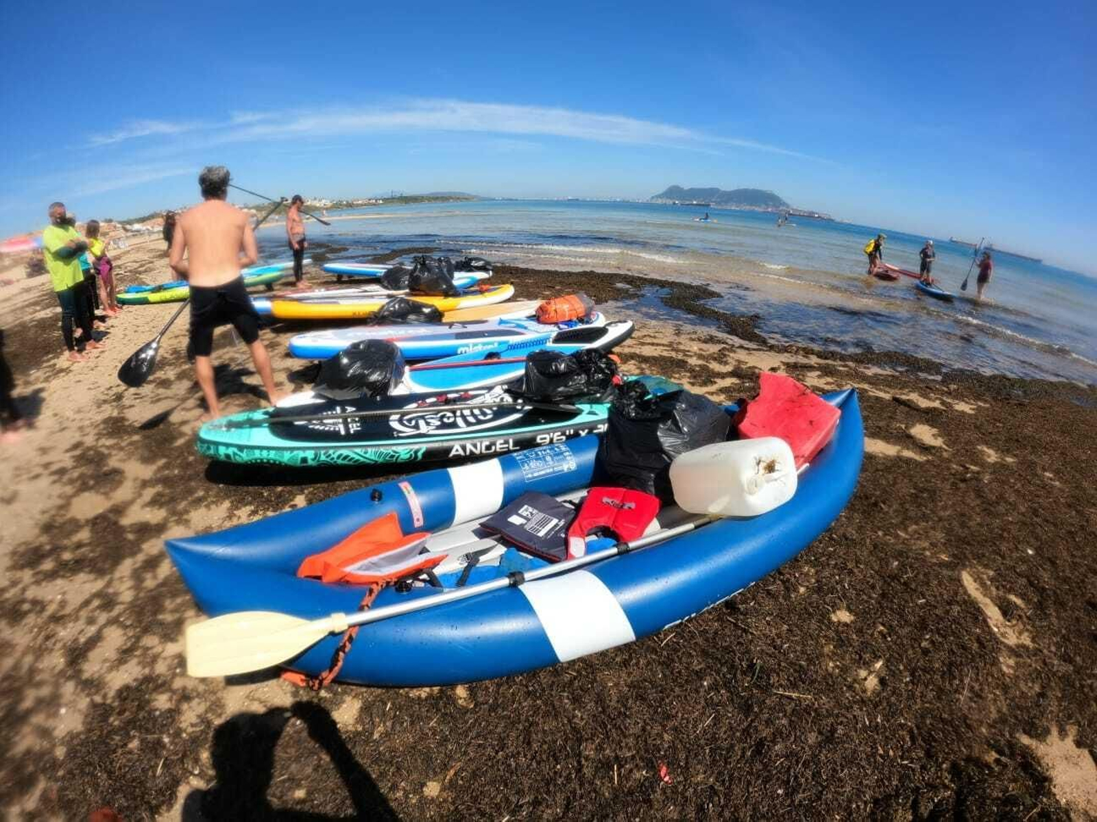 Varios de los voluntarios del club kite Campo de Gibraltar.