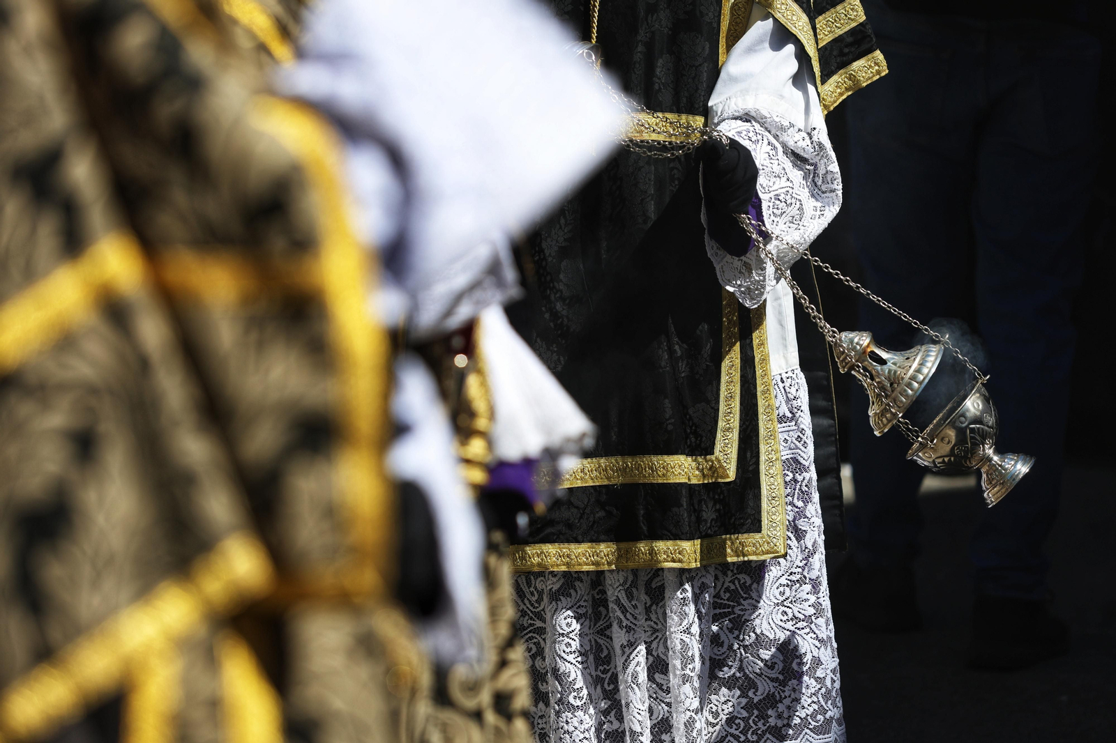 Crucifixión en su procesión del Lunes Santo en Málaga, en fotos