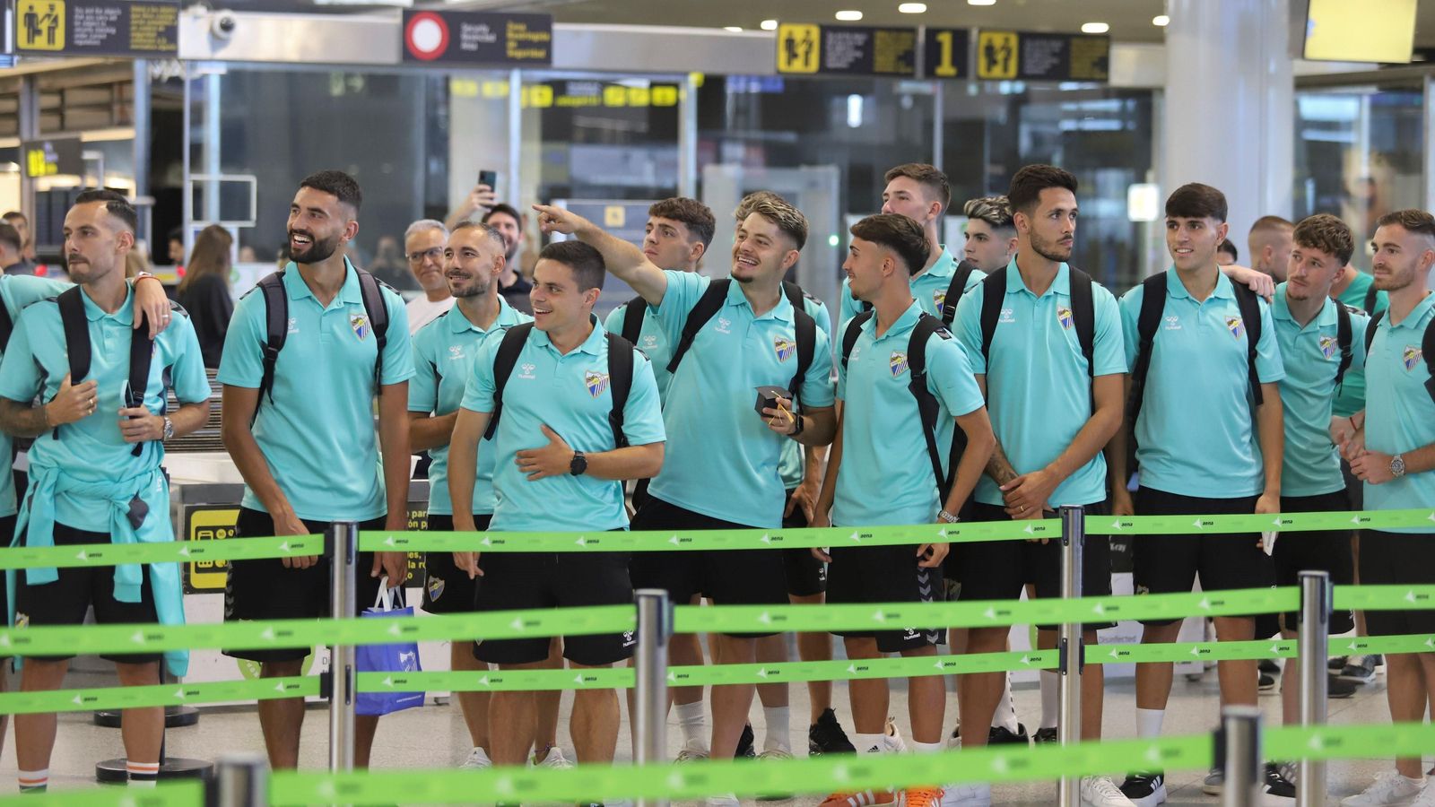 Las fotos de la afición despidiendo al Málaga en el aeropuerto antes de ir a Tarragona