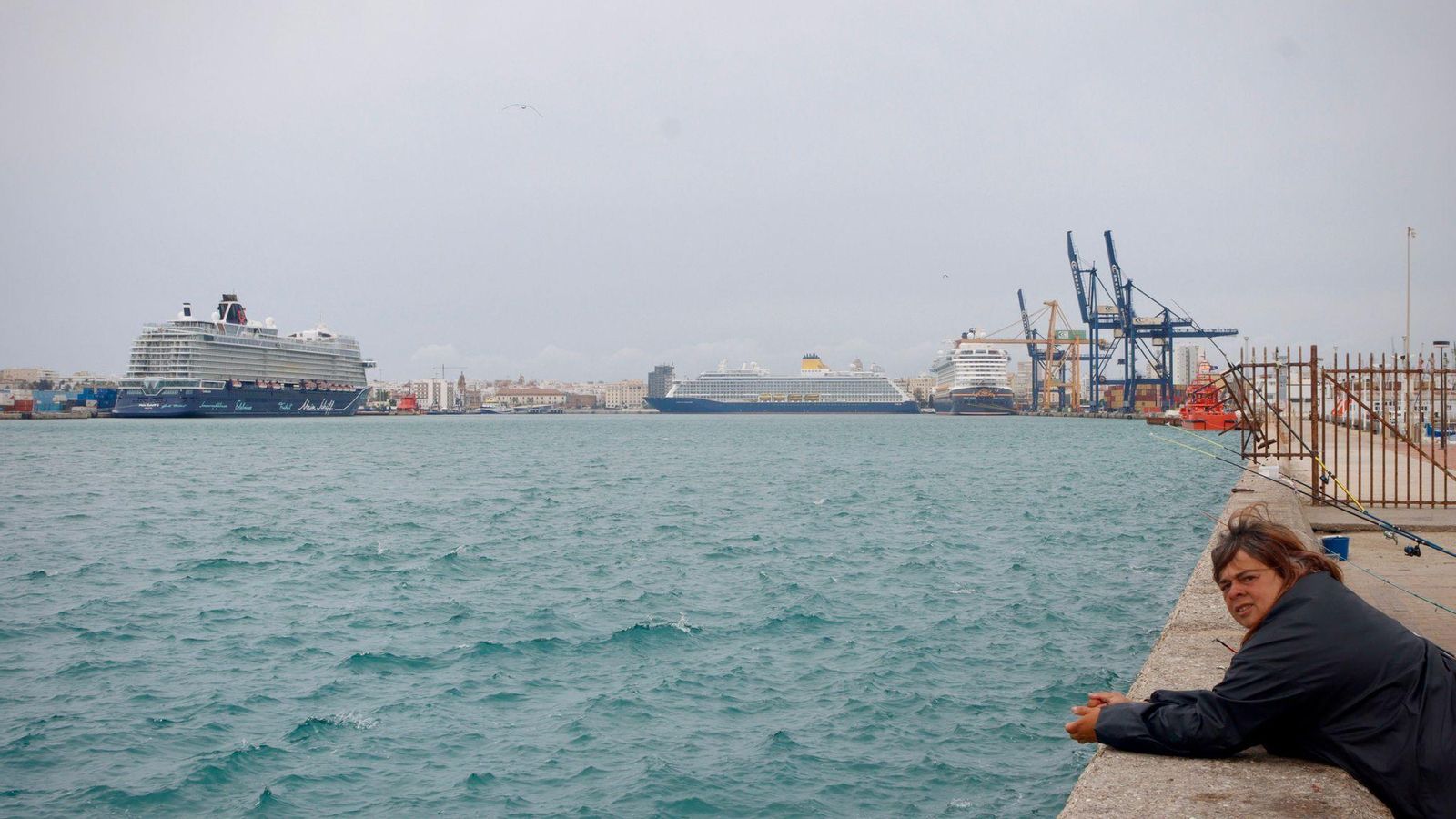 El puerto de Cádiz recibió este miércoles a tres cruceros que trajeron a bordo casi diez mil personas