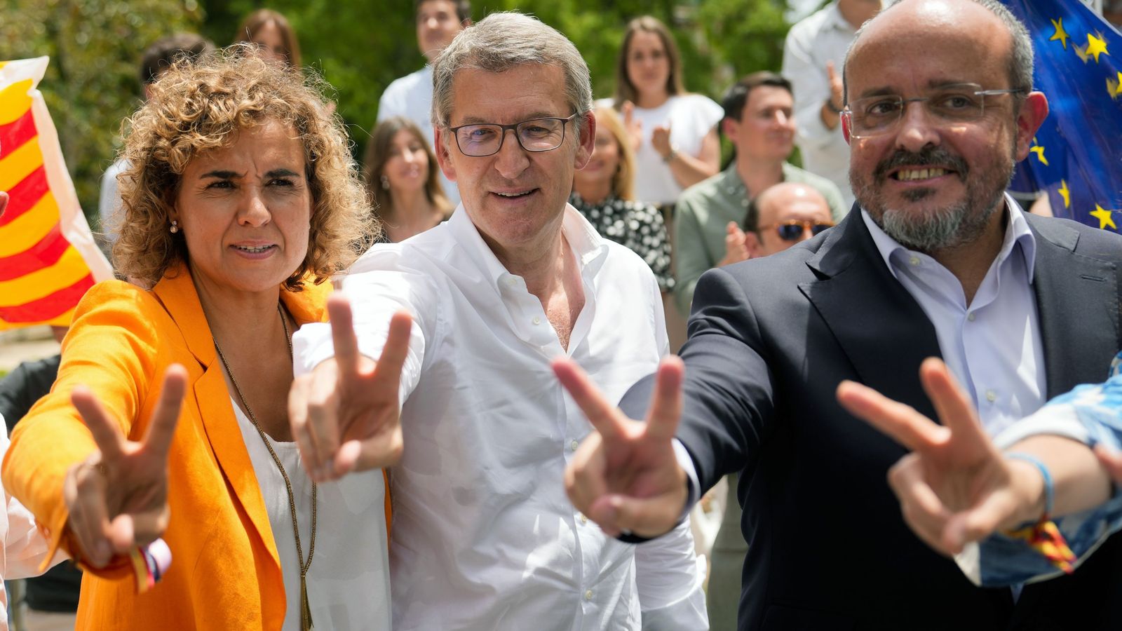 Alberto Núñez Feijóo, con la candidata Dolors Montserrat y el líder del PP catalán Alejandro Fernándz