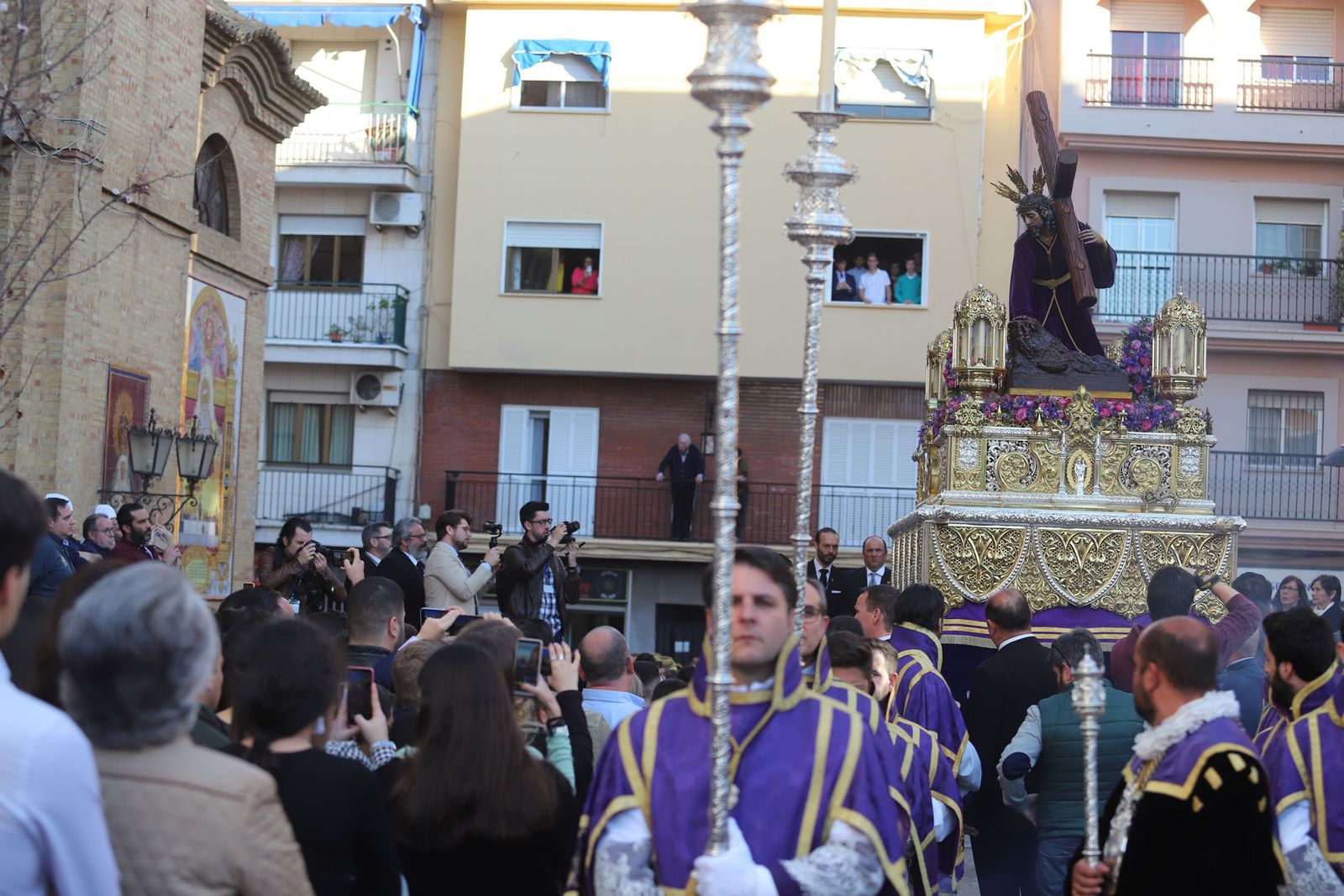 Imágenes del traslado del Cristo de Las Penas en sus Tres Caídas a la Milagrosa