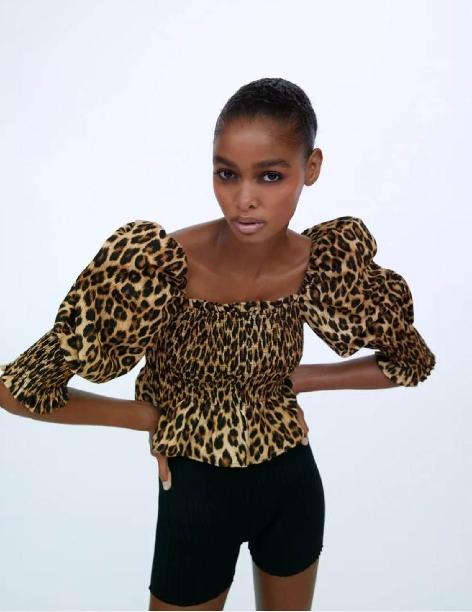 Nido de abeja con elástico en este top de Zara.