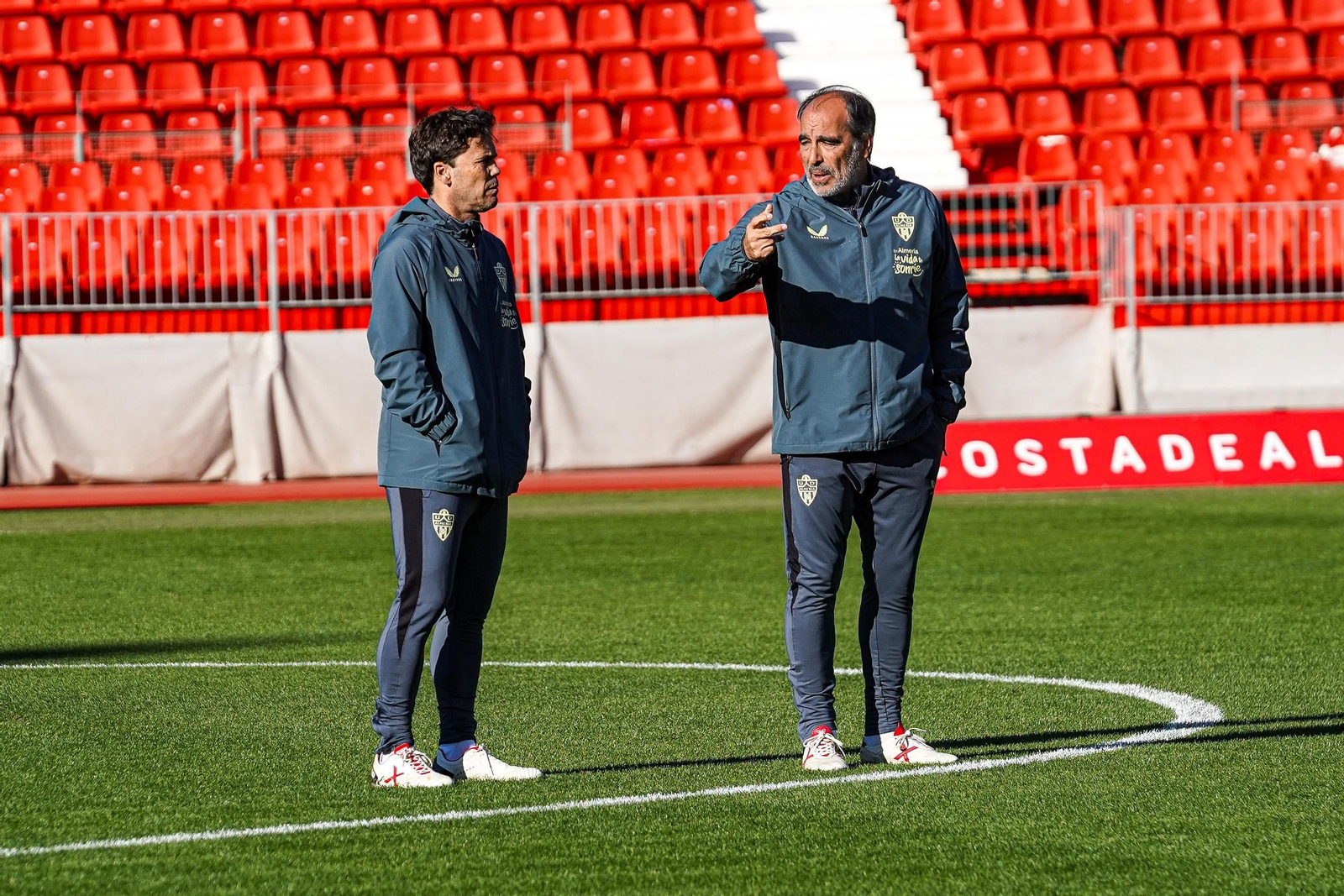 Rubi charla con su segundo, Jaume Torras, en un entrenamiento