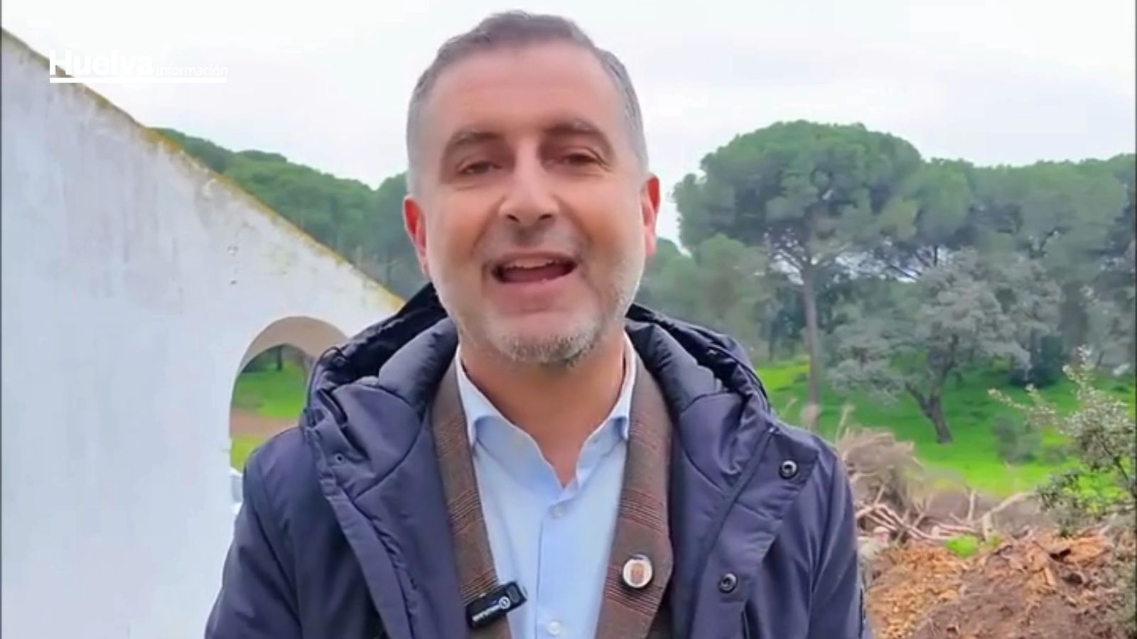 El alcalde de Moguer, Gustavo Cuéllar, anuncia que el pino seguirá vivo.