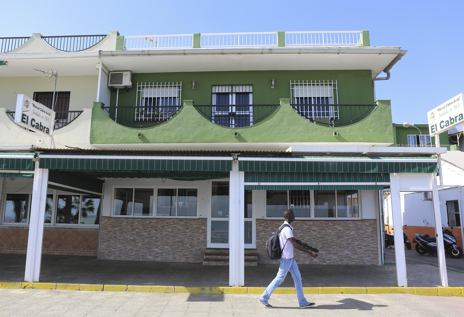 Vista del chiringuito ayer, con las puertas cerradas y todo recogido en su interior.