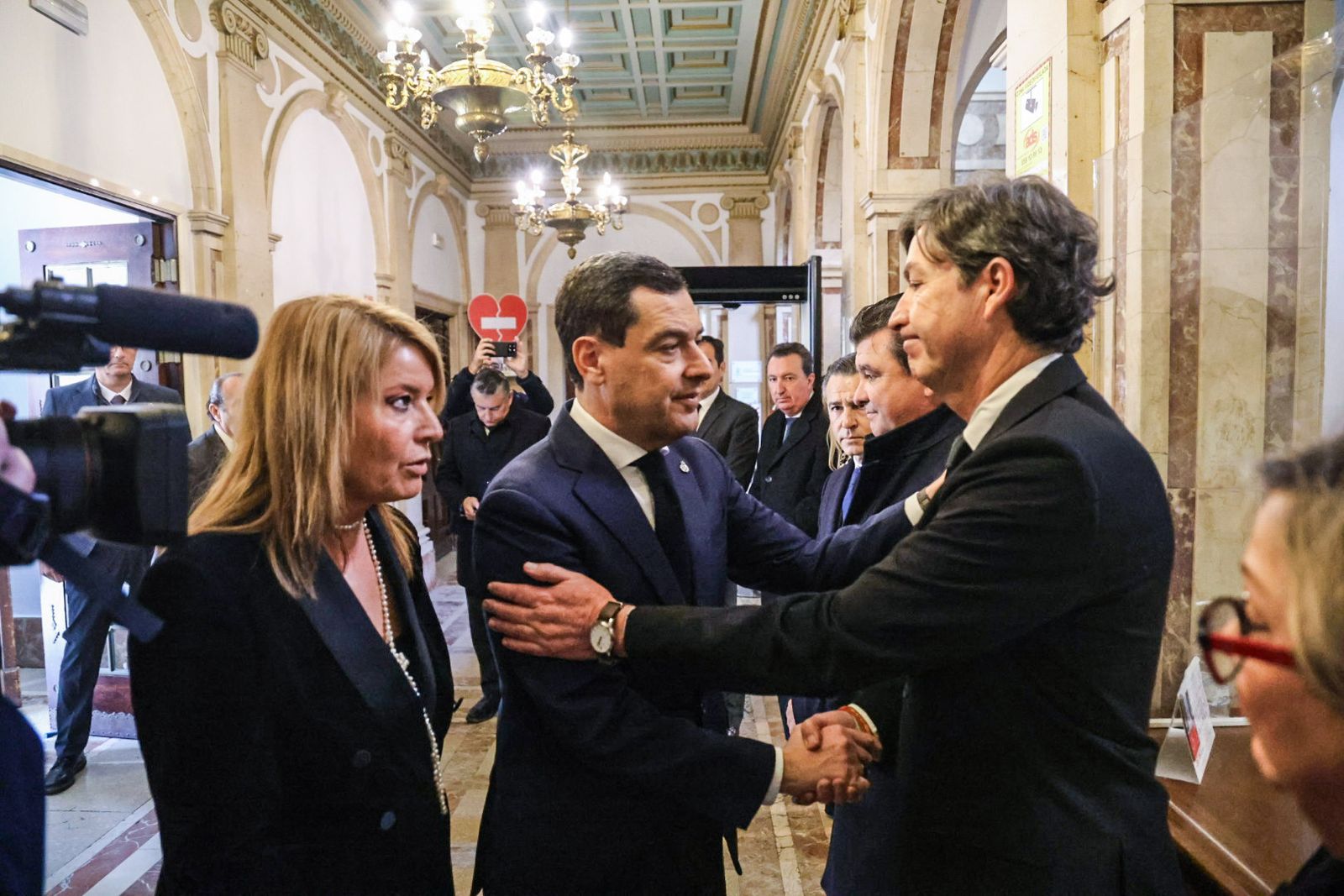 Fotografías del acto de declaración institucional en apoyo a las víctimas del accidente ferroviario de Adamuz y sus familias
