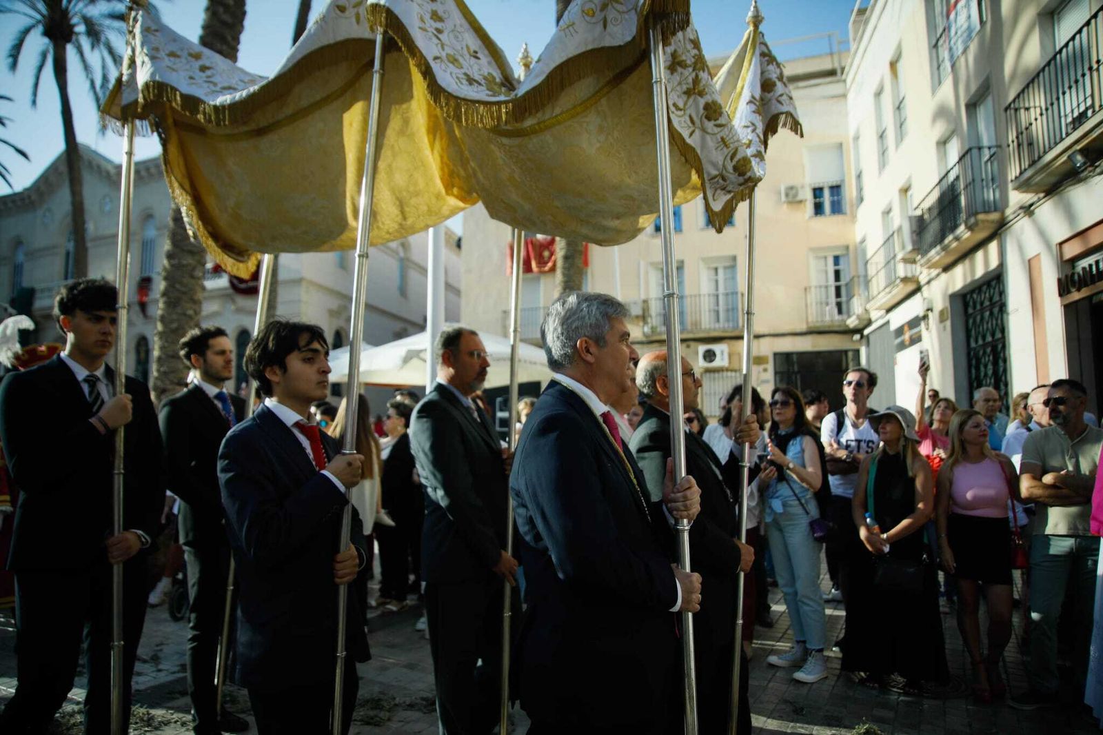 Imágenes de la procesión del Corpus Christi en Almería: así han sido la misa y la posterior marcha por la capital