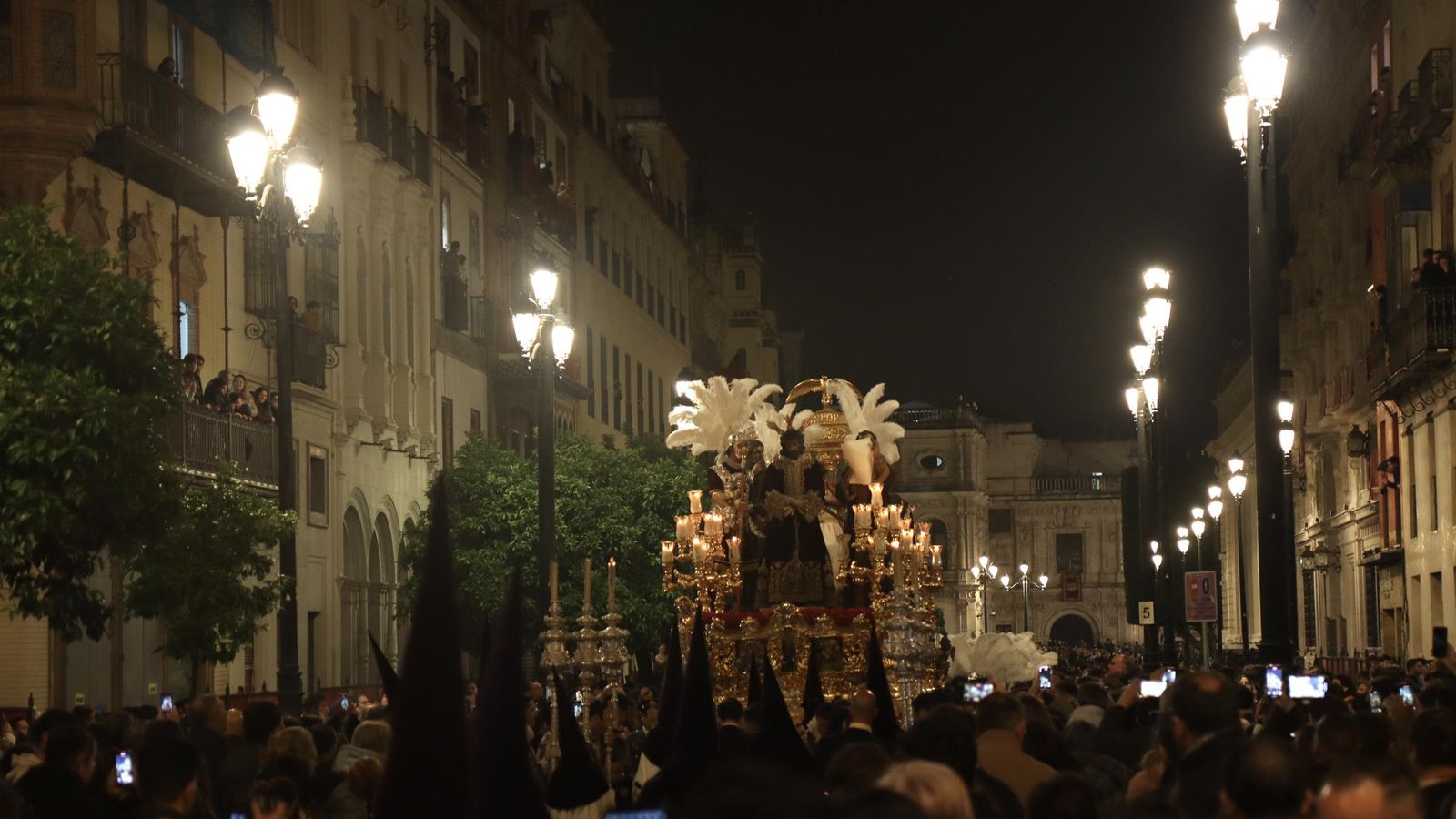 La Madrugá por la Carrera Oficial en la Semana Santa de Sevilla 2025