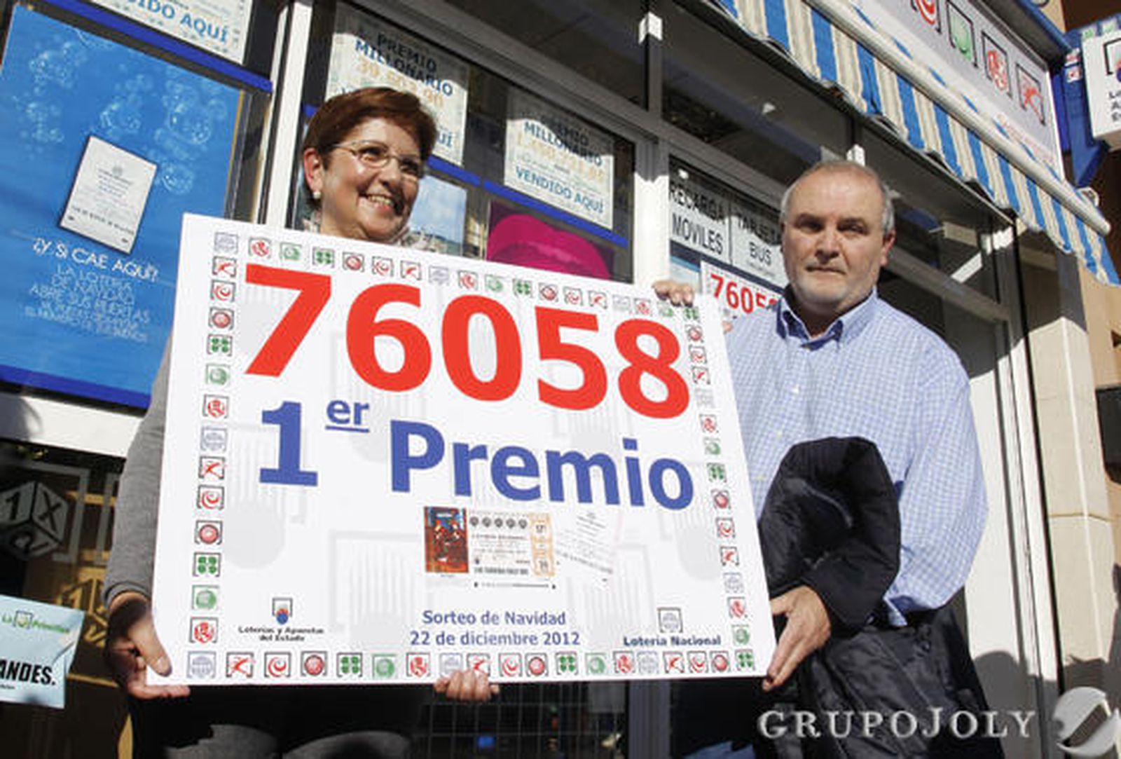 Celebración en la administración de loterías de Plaza Olletas, donde se ha vendido el 64.084, que ha repartido en Málaga 25 millones en el sorteo de Navidad.

Foto: Javier Albiñana
