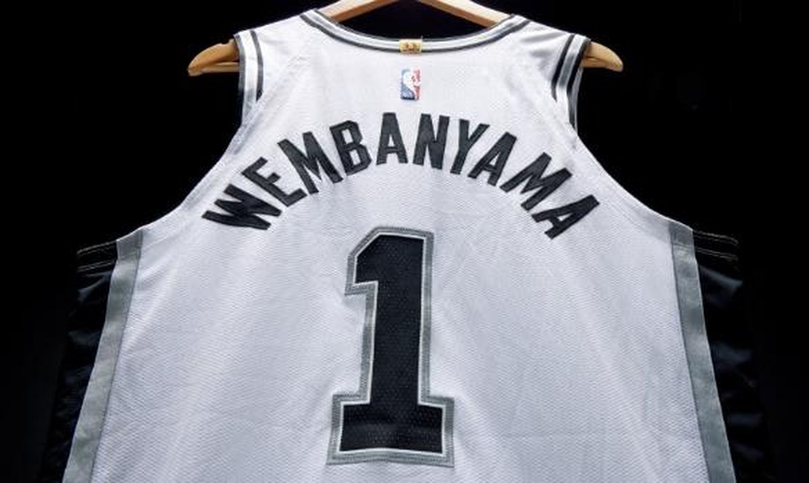 Venden la camiseta del debut de Wembanyama en la NBA por 762.000 dólares