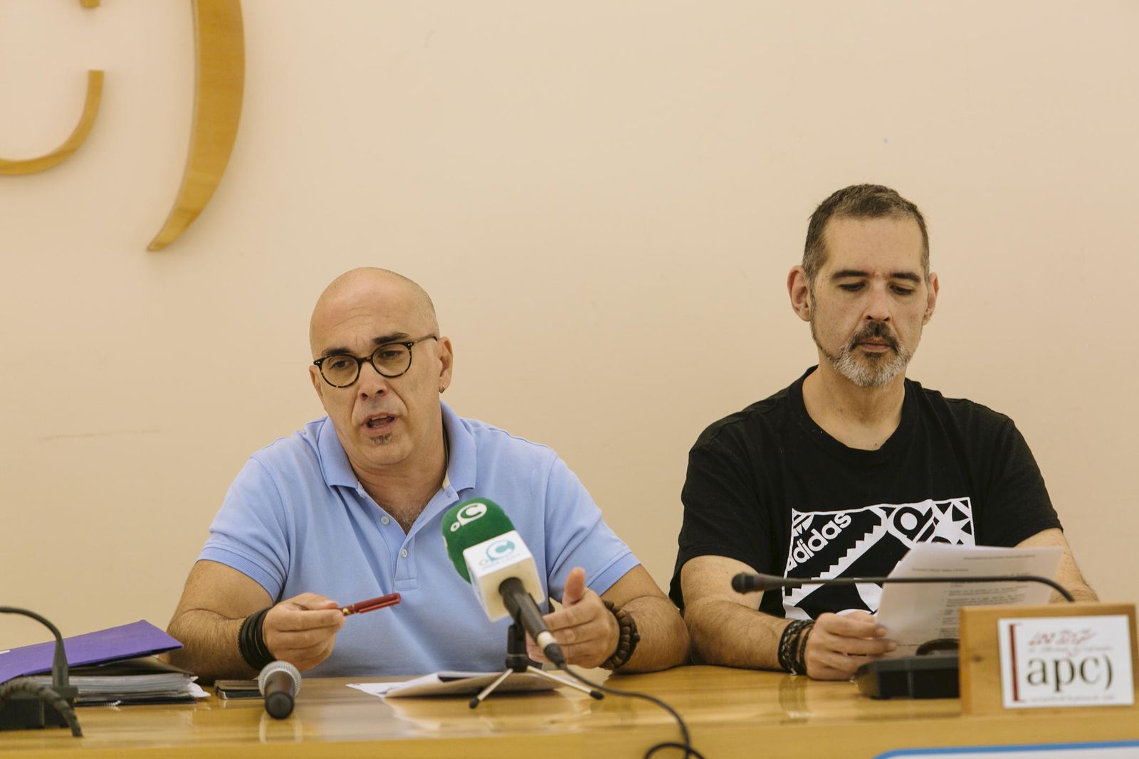 Ezequiel Arauz (izquierda) junto al interventor de su candidatura, Humberto González, ayer en la APC.