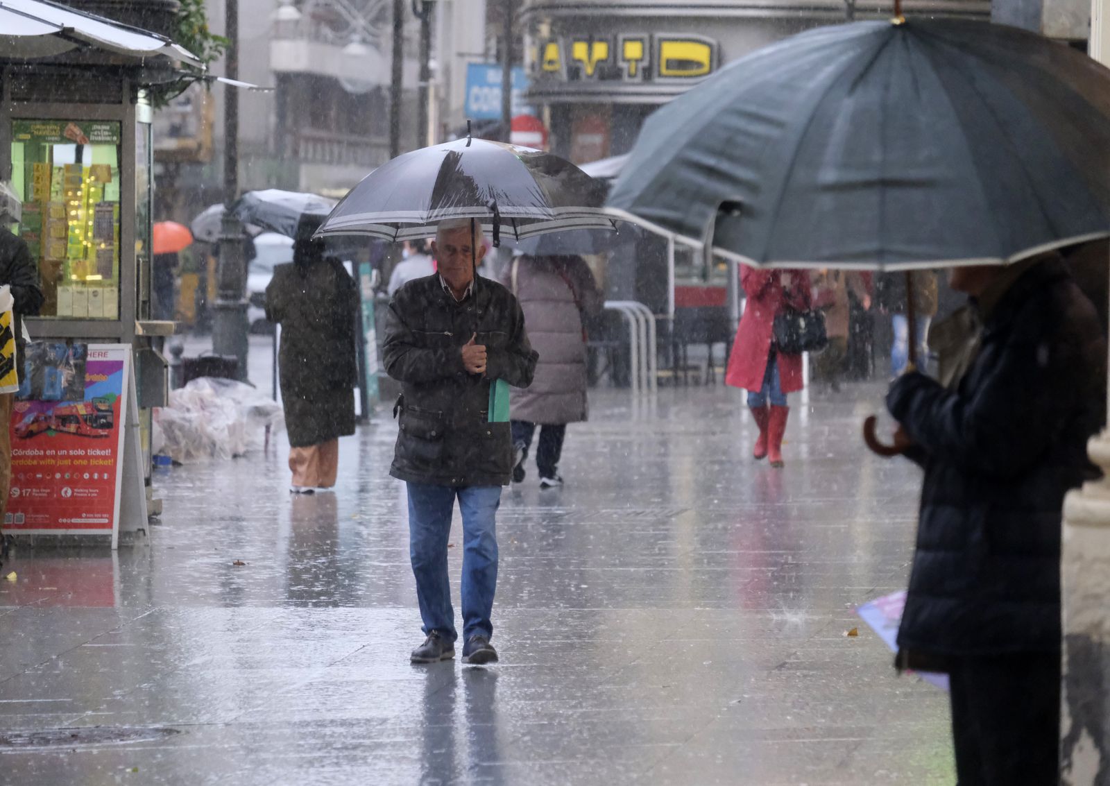 Las imágenes de la tromba de agua que ha caído en Córdoba este viernes