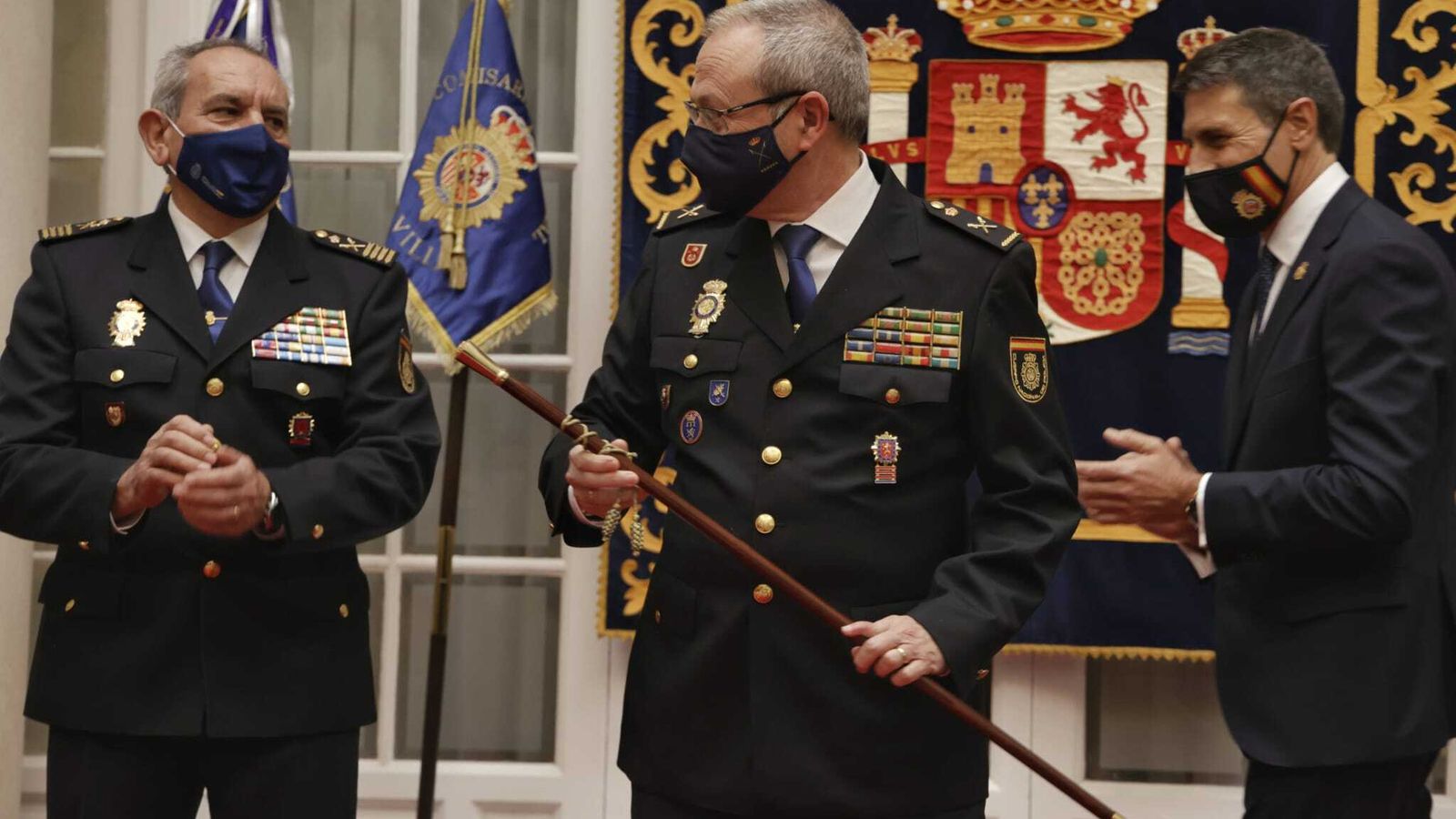 El nuevo jefe superior recibe el bastón de mando de la Jefatura.