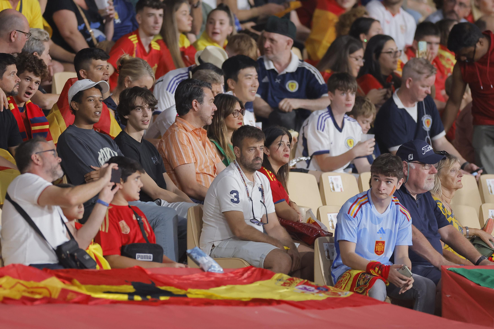 Búscate en las fotos del España-Escocia