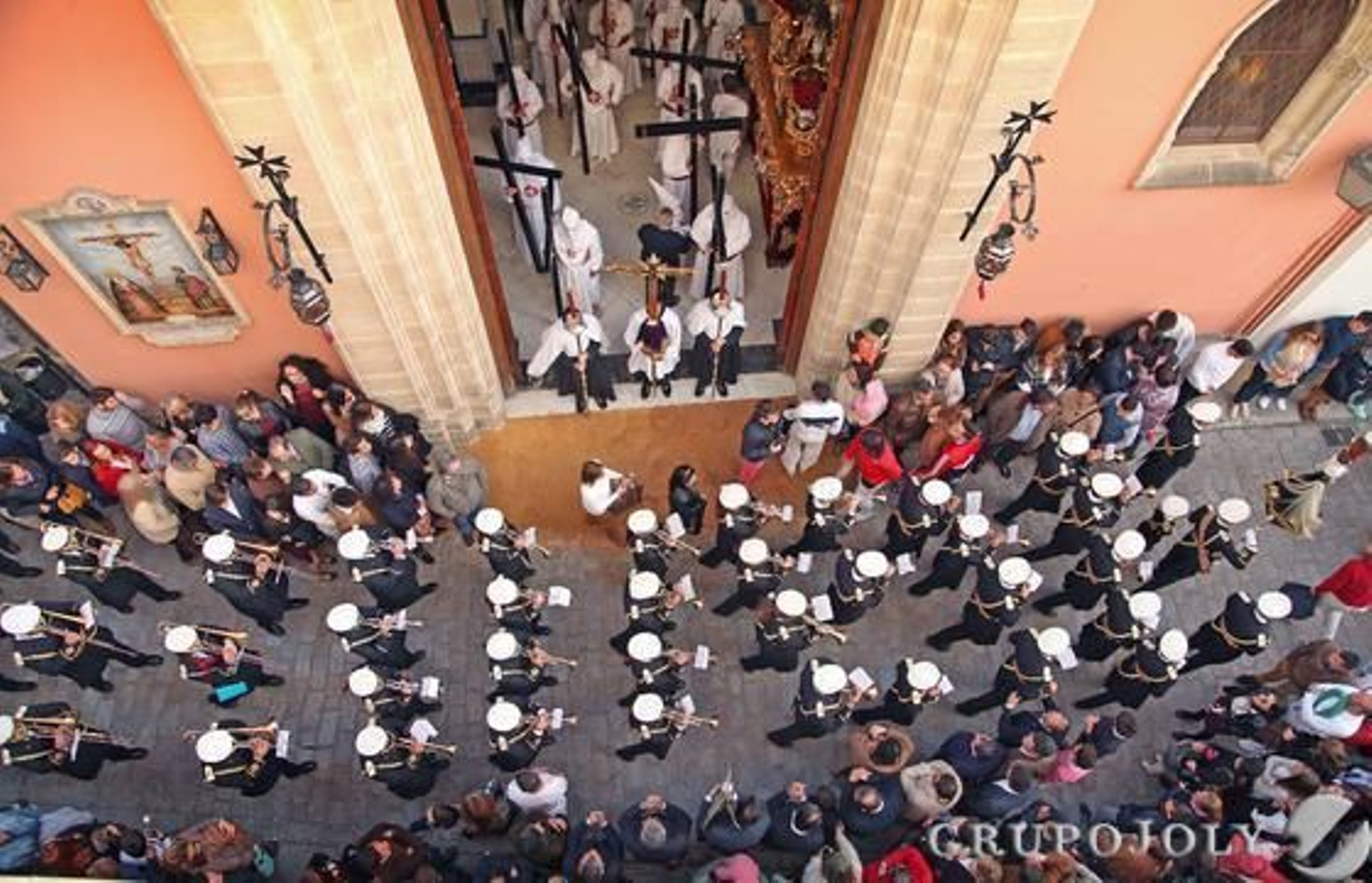 Los penitentes esperan con sus cruces que pase la banda

Foto: Vanesa Lobo