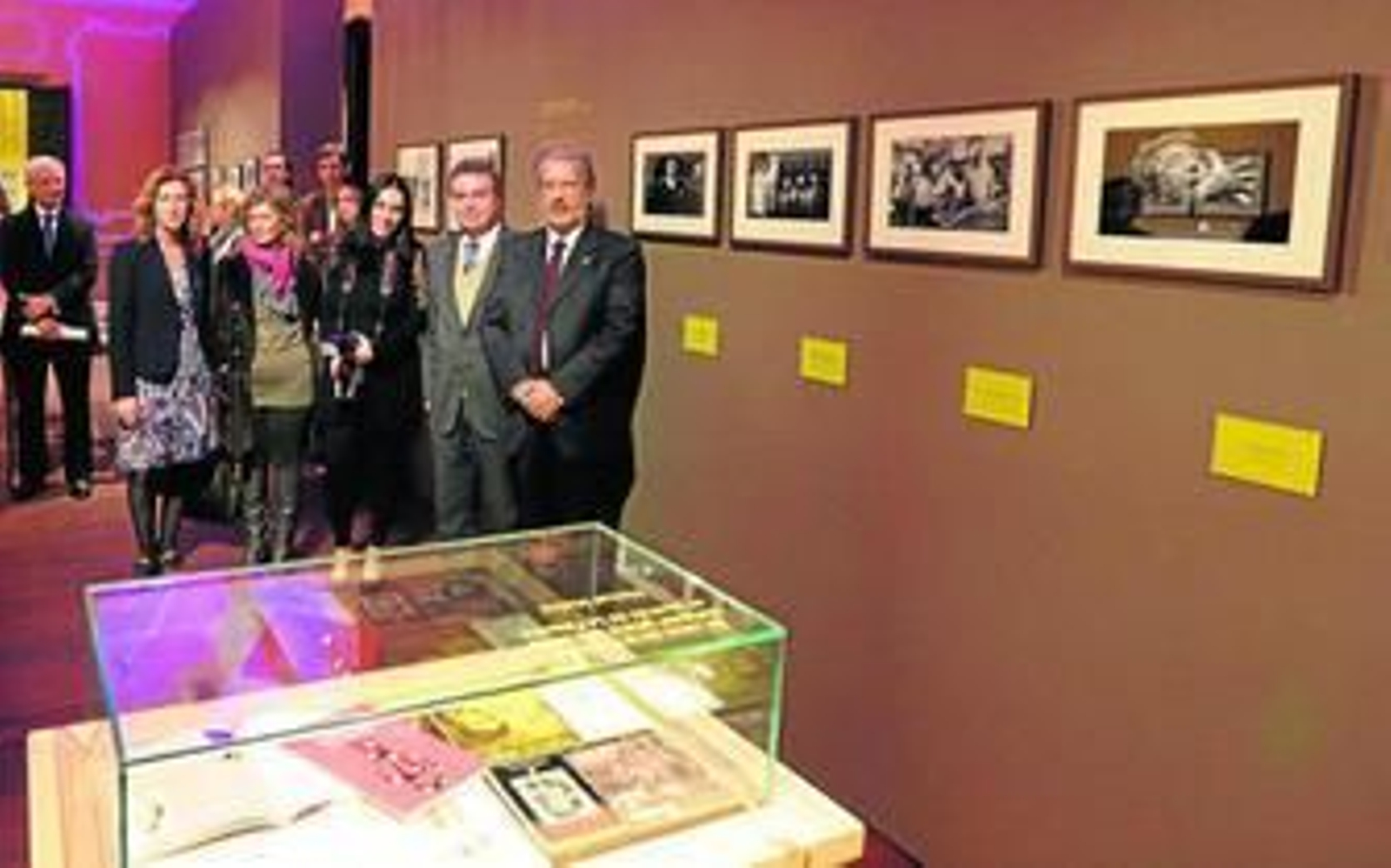 Momento ayer de la inauguración de la muestra en el Alcázar, con fotos de Ana Palma al fondo. Momento ayer de la inauguración de la muestra en el Alcázar, con fotos de Ana Palma al fondo.