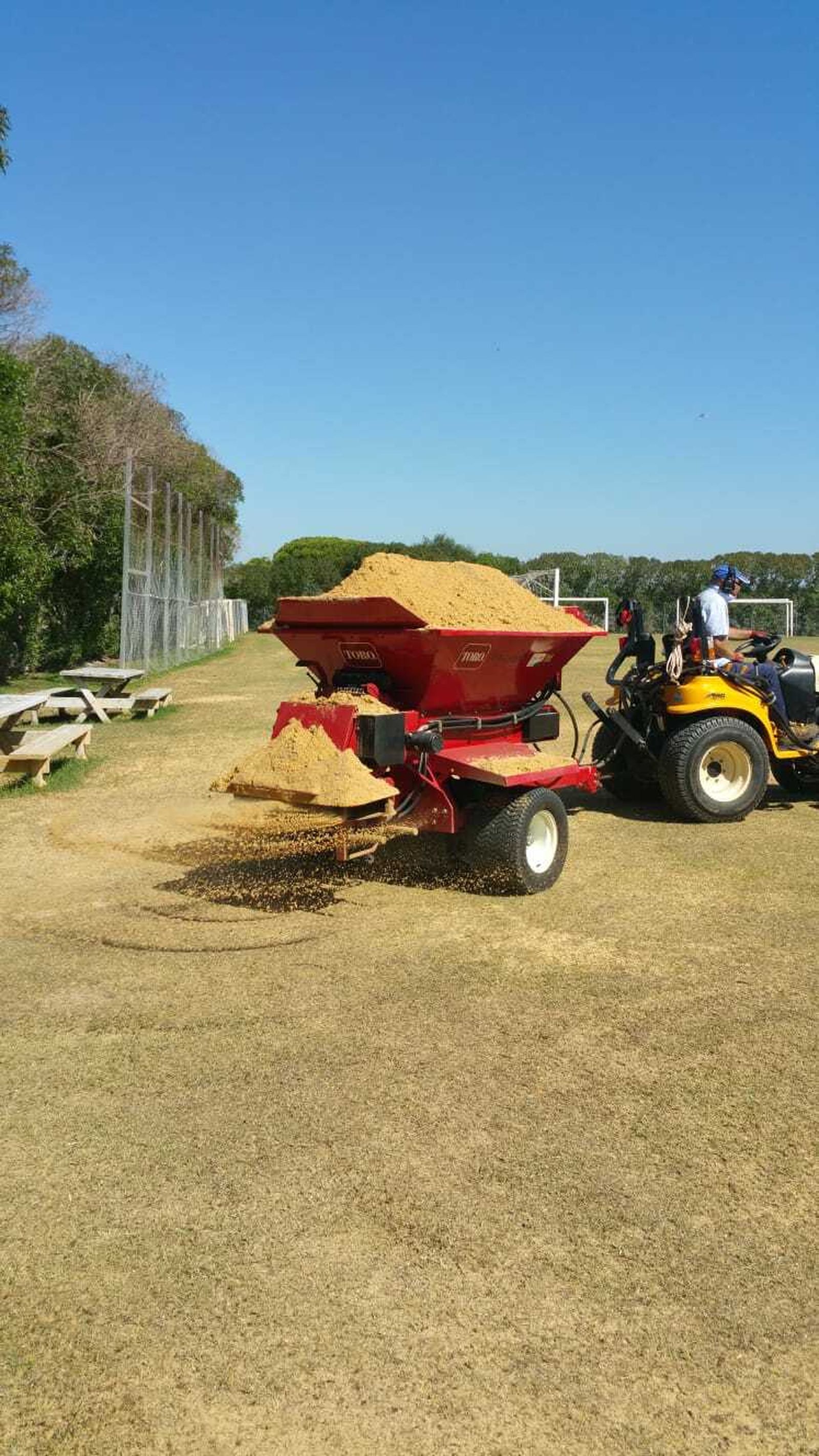 Maquinaria en uno de los campos del complejo turístico del Novo.