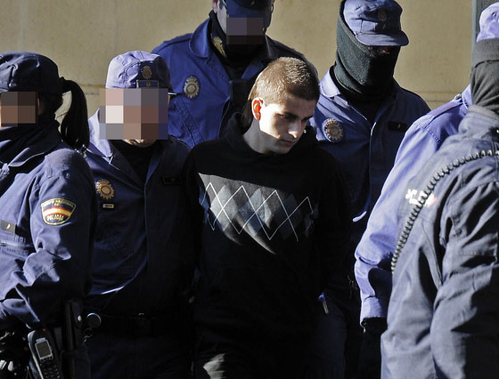 Miguel Carcaño, rodeado de policías.  Foto: Juan Carlos Vázquez