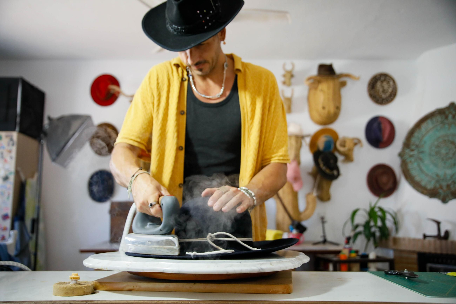 Imágenes del proceso creativo en sombreros de Alejandro Mateo