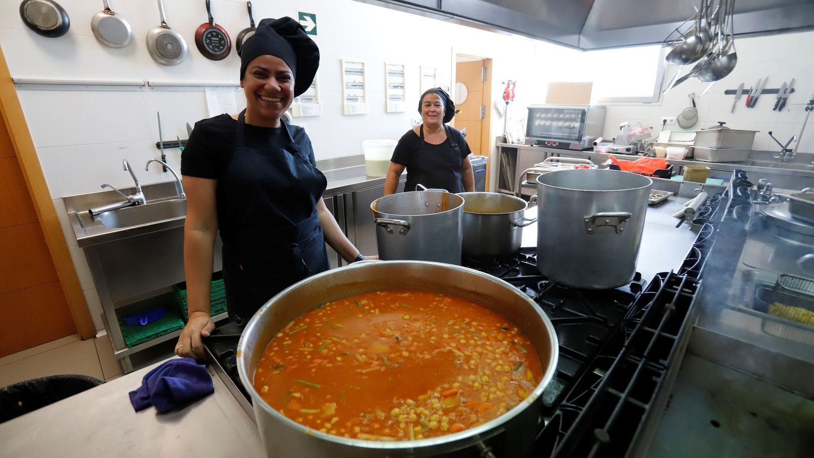 Dos cocineras en la cocina del comedor
