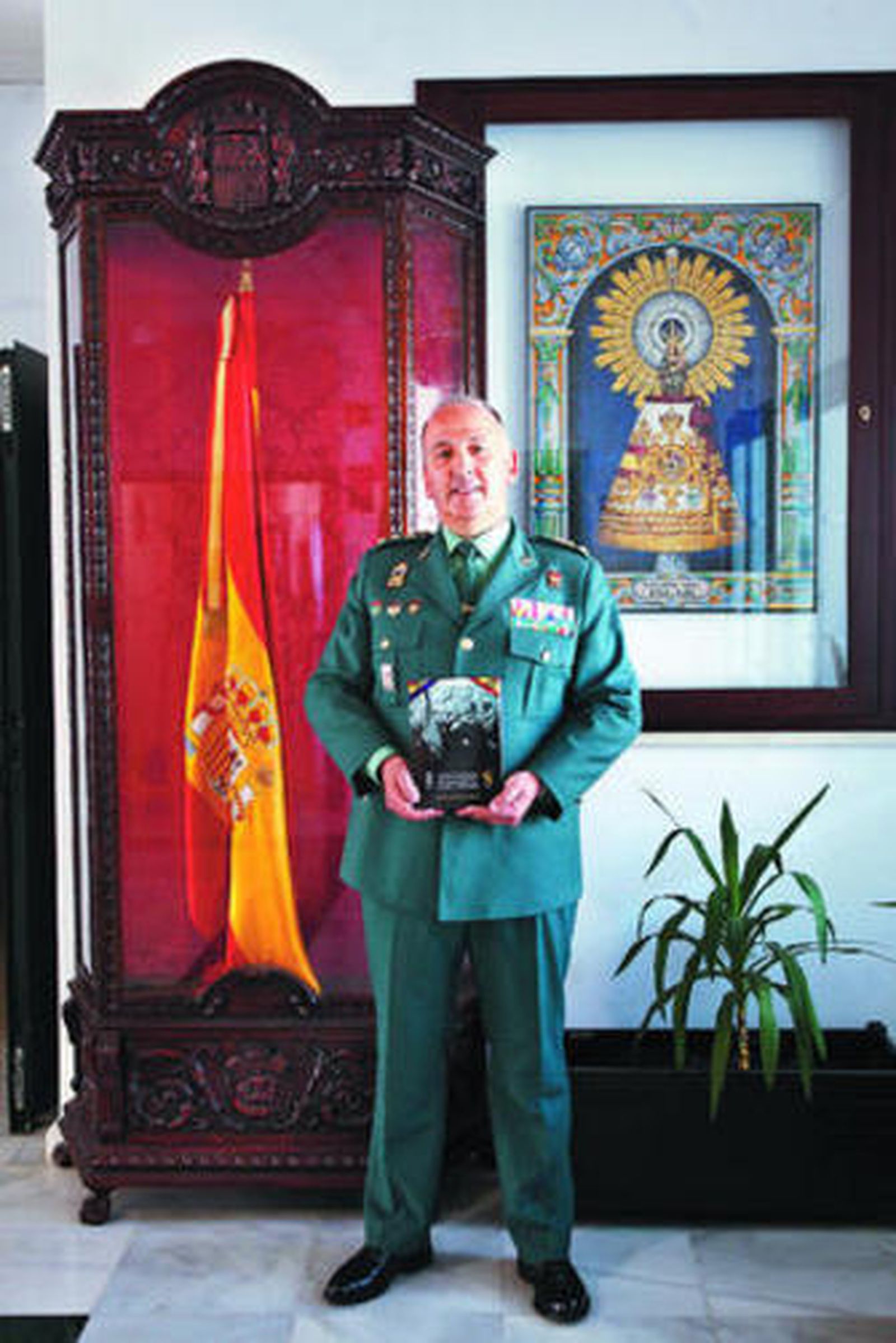 El historiador Jesús Núñez, en la Comandancia con su libro.