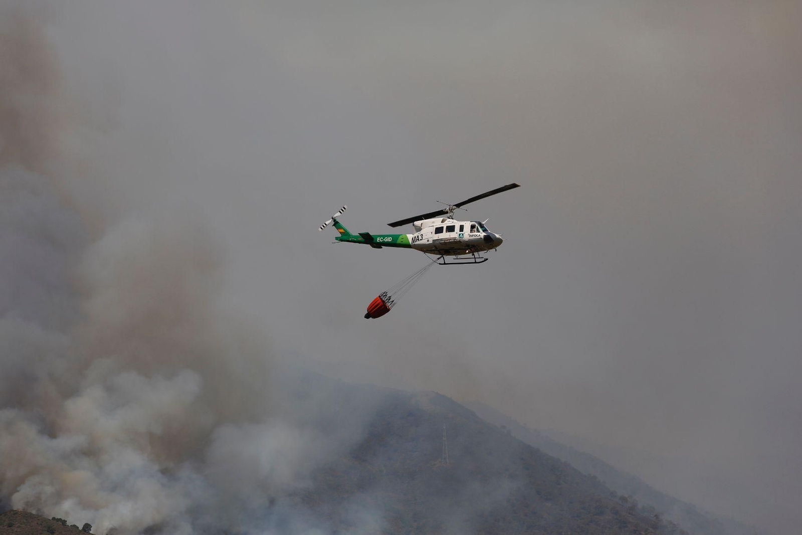 Las imágenes de los medios aéreos y terrestres en las labores de extinción del incendio de Pujerra este jueves Las imágenes de los medios aéreos y terrestres en las labores de extinción del incendio de Pujerra este jueves