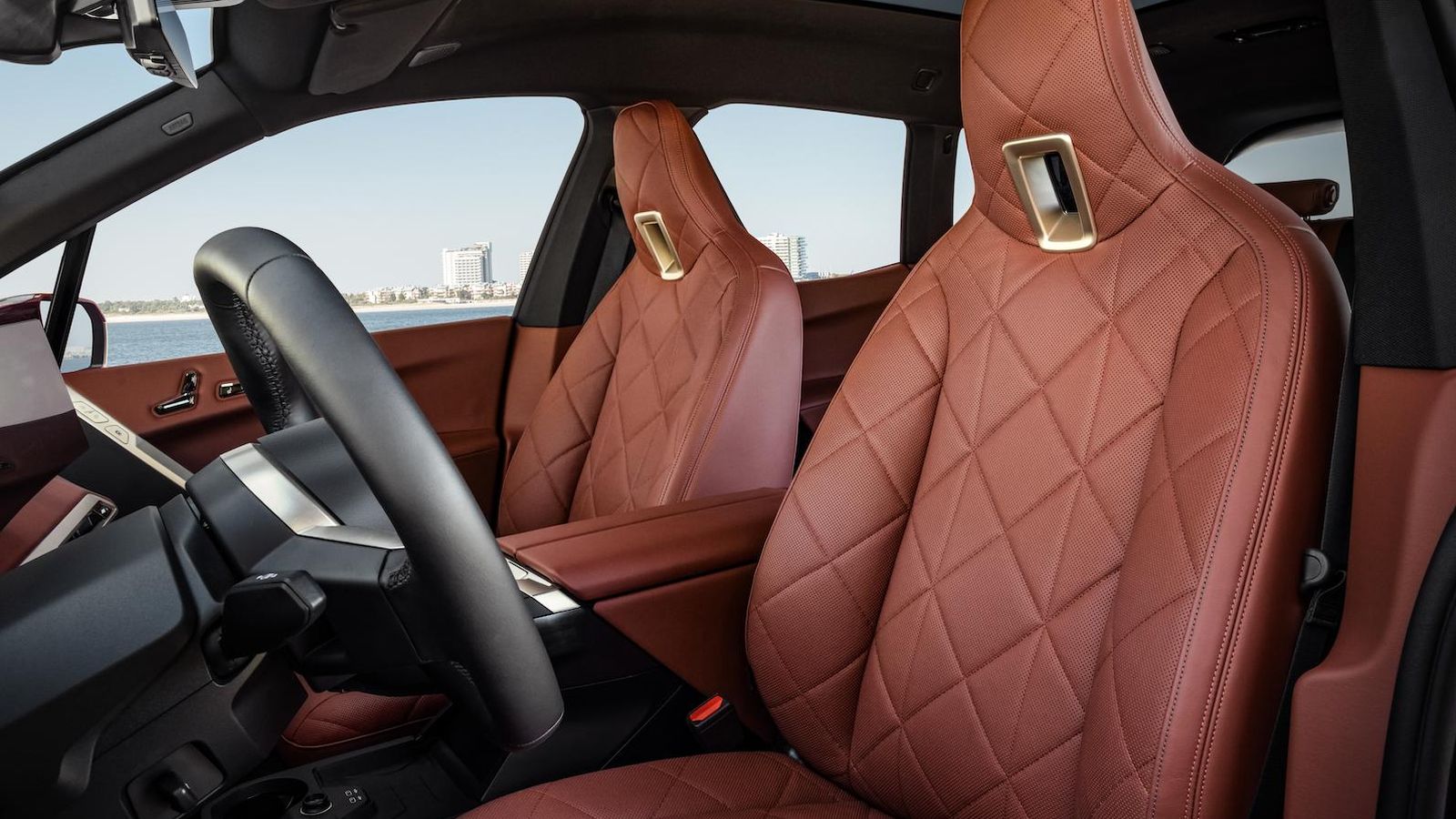 En los reposacabezas se integrarán altavoces del equipo de sonido más sofisticado para lograr un efecto 4D.