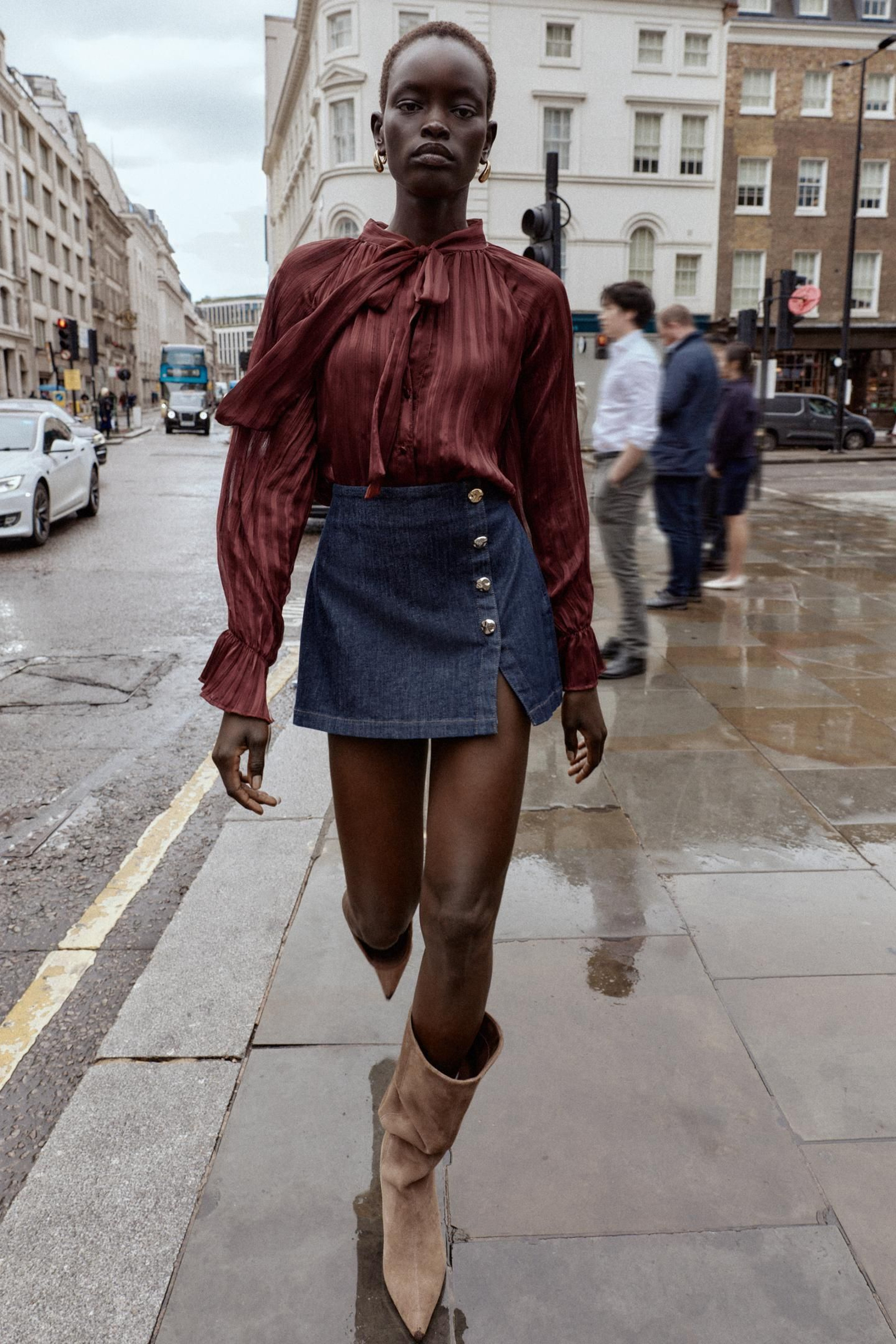 Blusa con lazada de Zara.