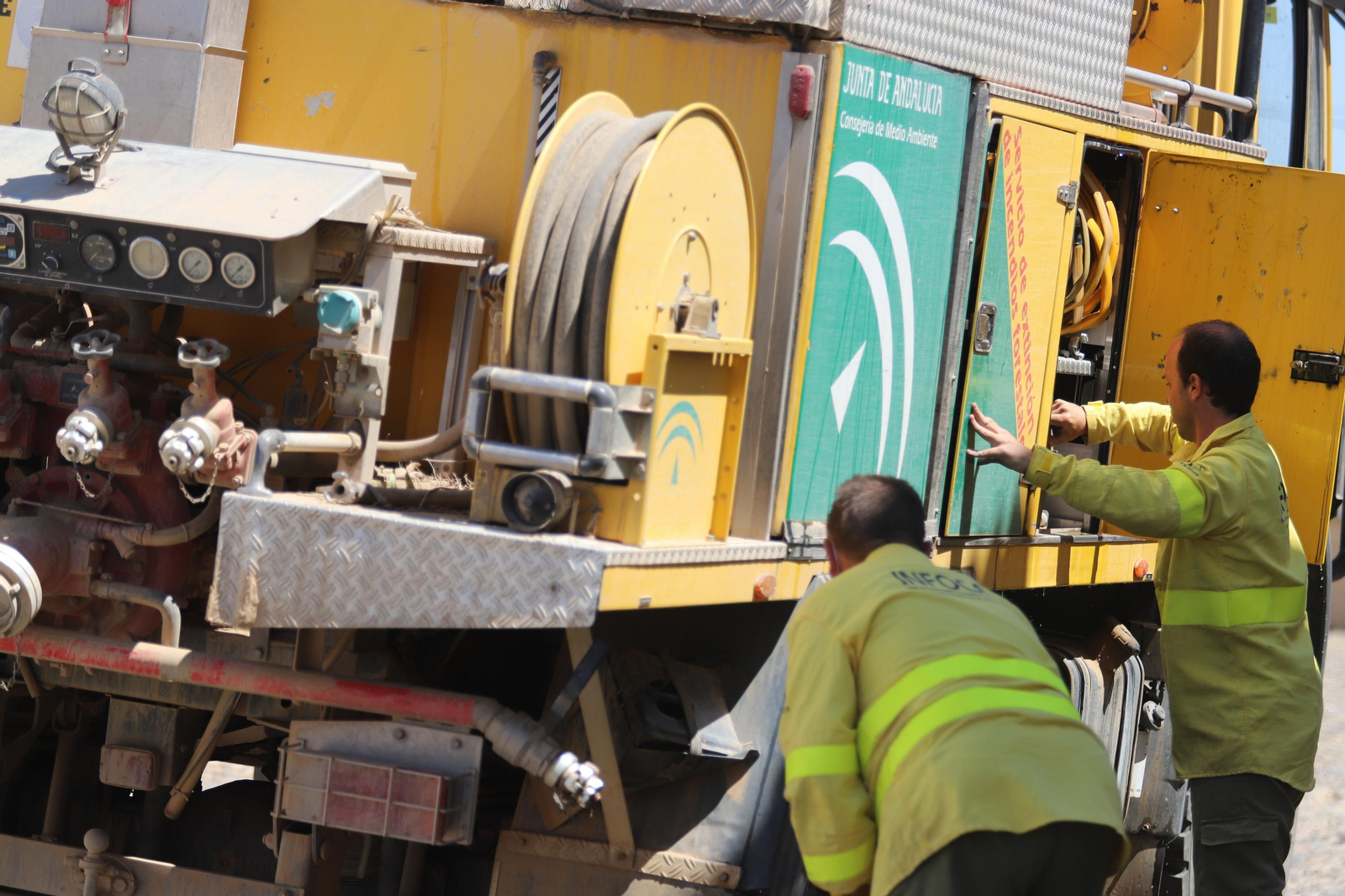 Las imágenes de los vecinos del El Villar volviendo a sus casas tras estabilizarse el incendio de Almonaster la Real