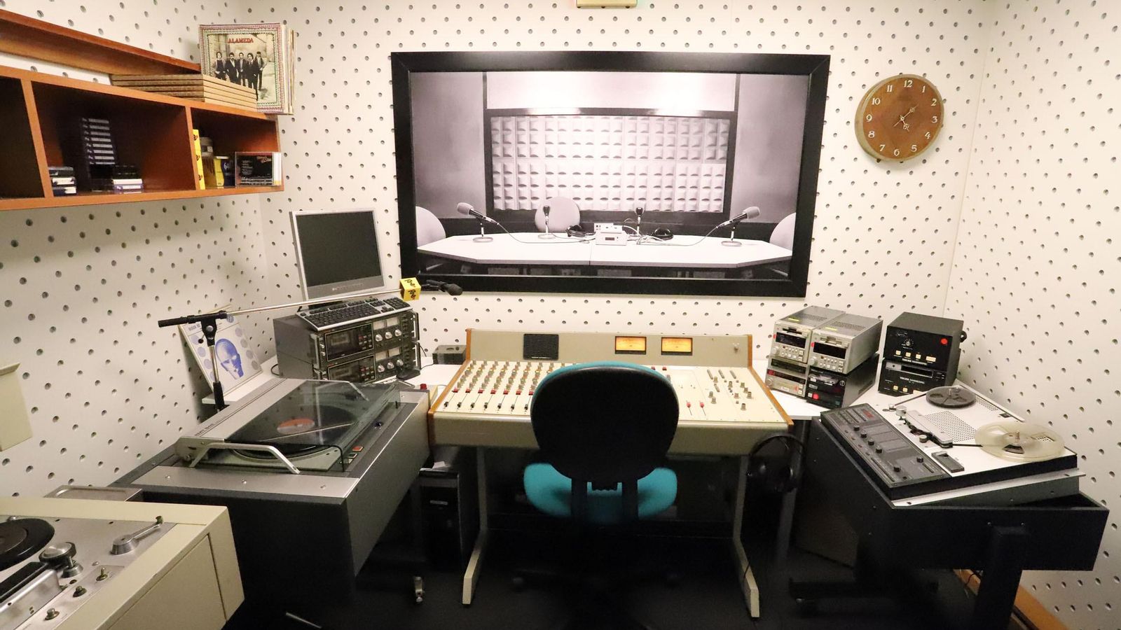 Estudio de radio en el centro de la comunicación.