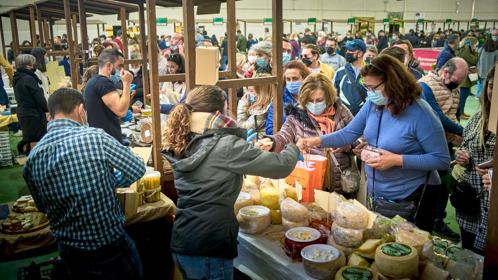 Numeroso público comprando y degustando en la Feria del Queso de Villaluenga