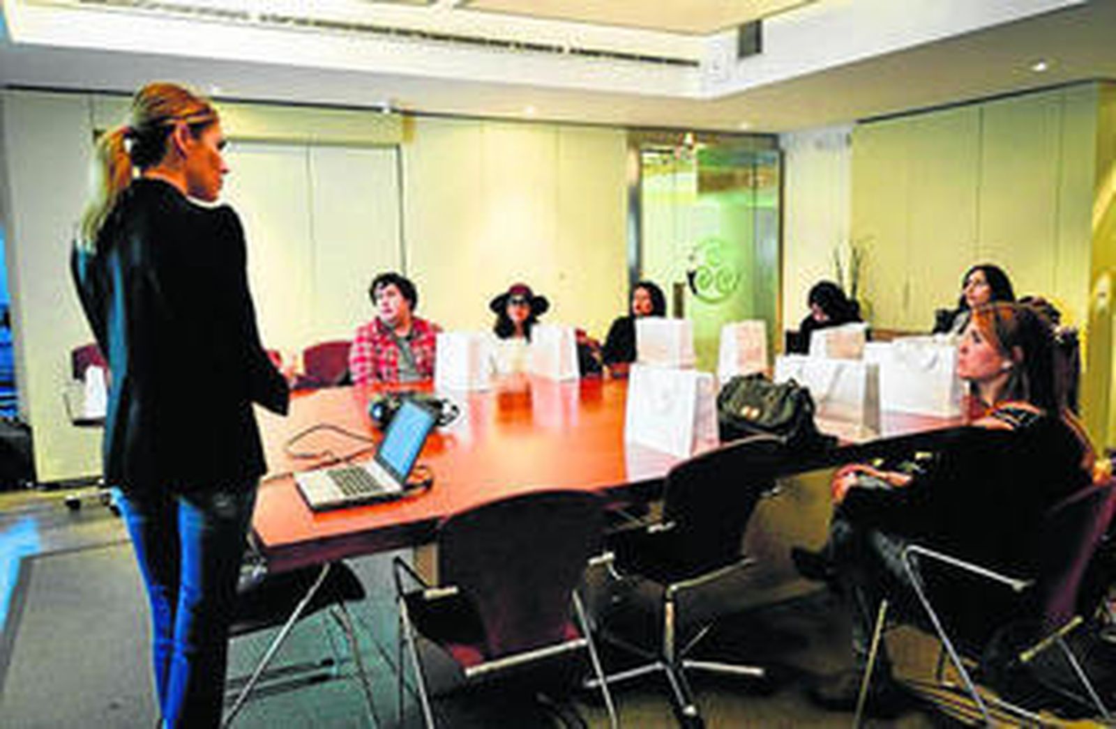 Modo de trabajo en la Escuela Superior de Moda y Empresa de Madrid a través de una mesa redonda donde se fomenta el trabajo en equipo.
