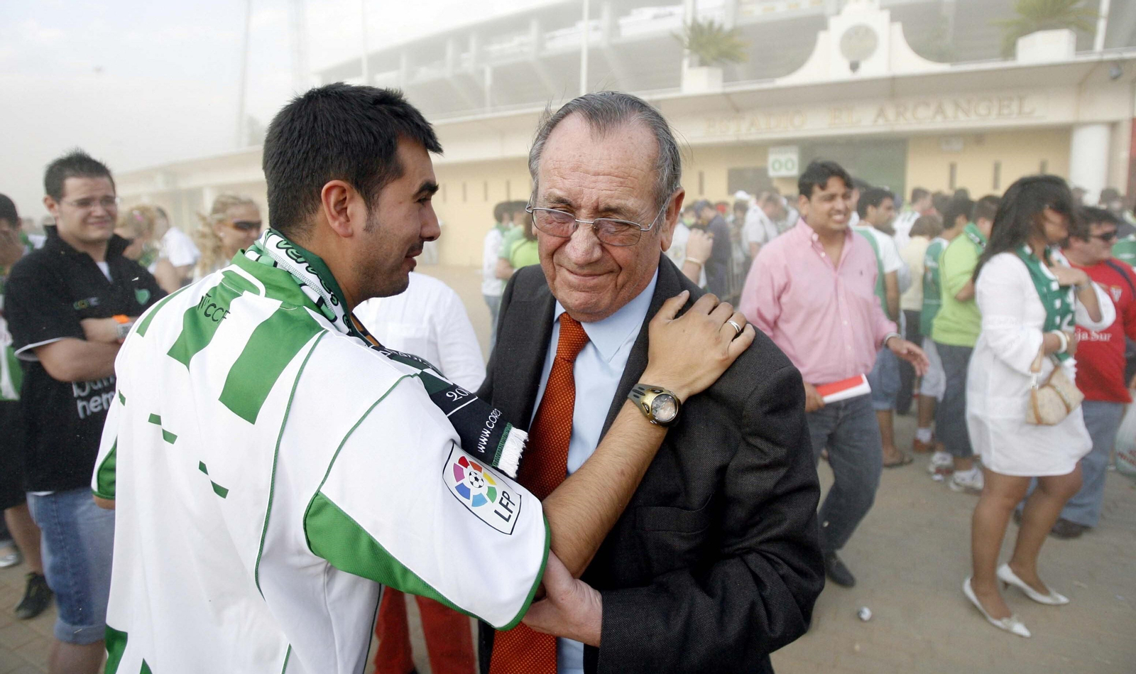 Rafael Campanero saluda a un aficionado del Córdoba CF a las puertas de El Arcángel, en 2008. Rafael Campanero saluda a un aficionado del Córdoba CF a las puertas de El Arcángel, en 2008.
