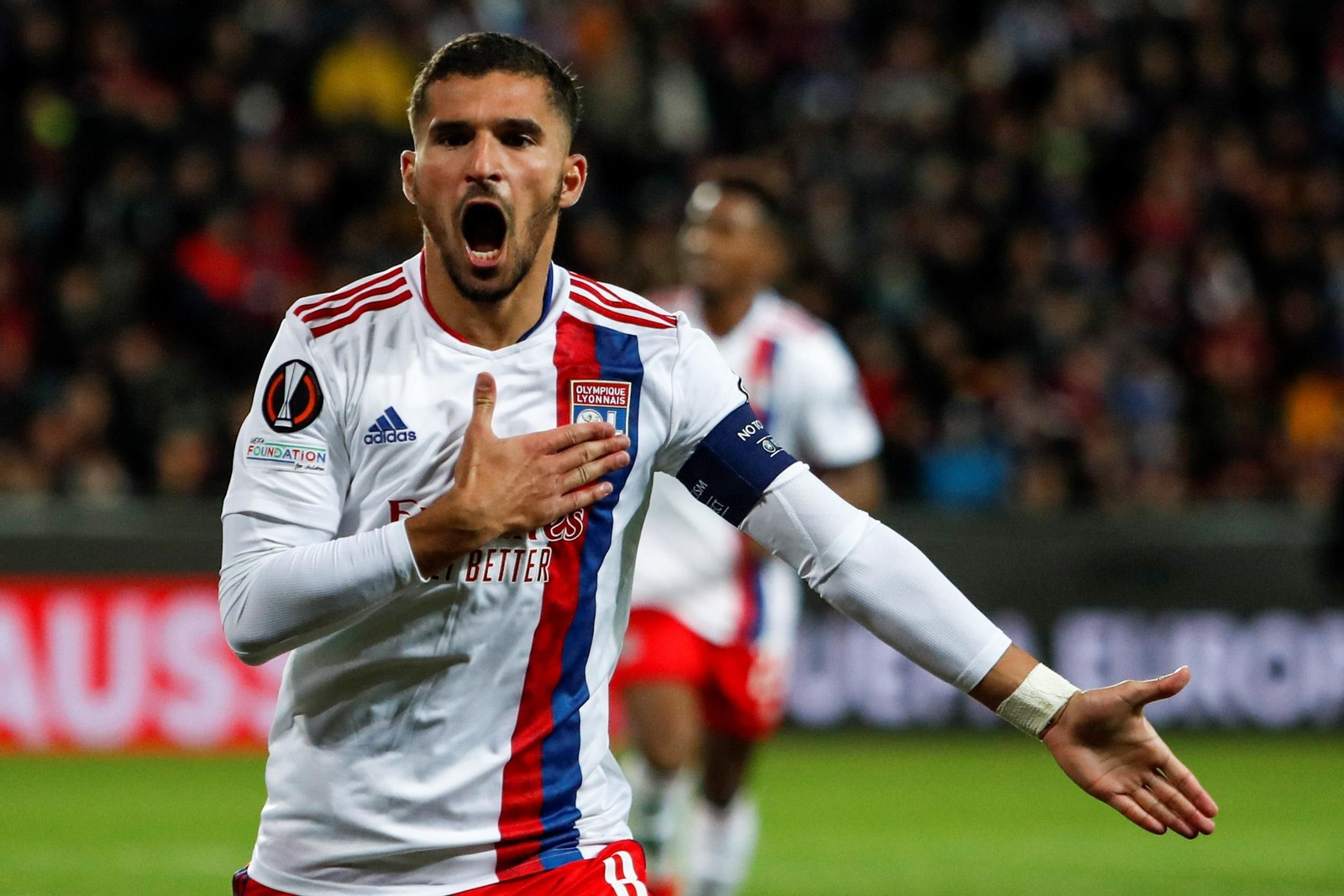Houssem Aouar, con el brazalete de capitán, celebra un gol del Lyon ante el Sparta en Praga.
