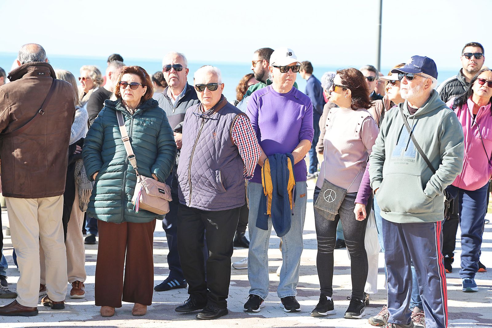 Fotografías de la concentración de los vecinos de Matalascañas tras los destrozos del paseo marítimo