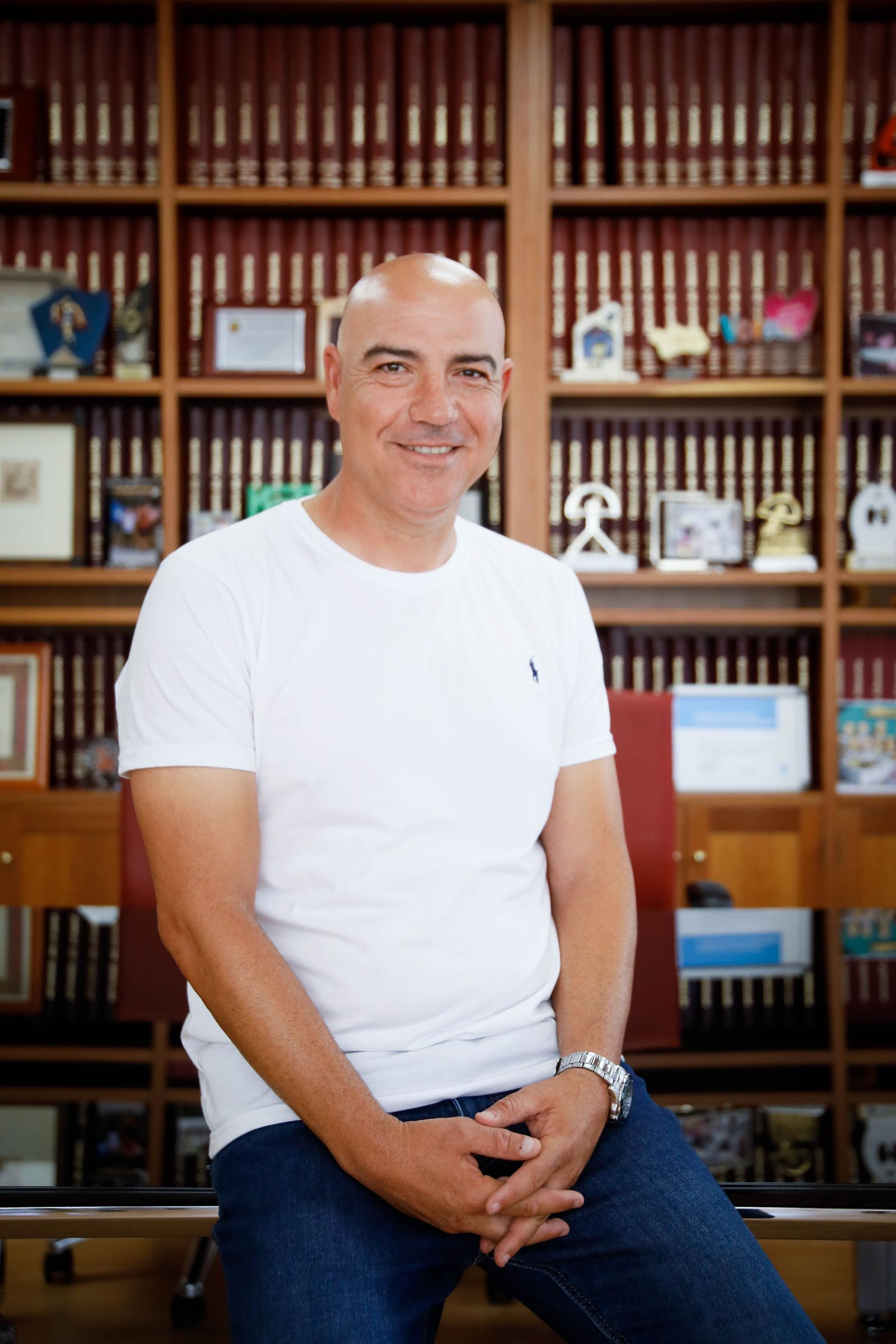 Miguel Compán, técnico esta última temporada del Comarca del Mármol, posa en la redacción de Diario de Almería.