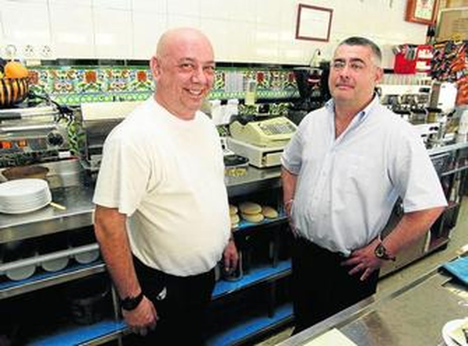 Antonio Aguilar (izquierda), alamedero del año 2005, con su cuñado José Antonio Barranco.