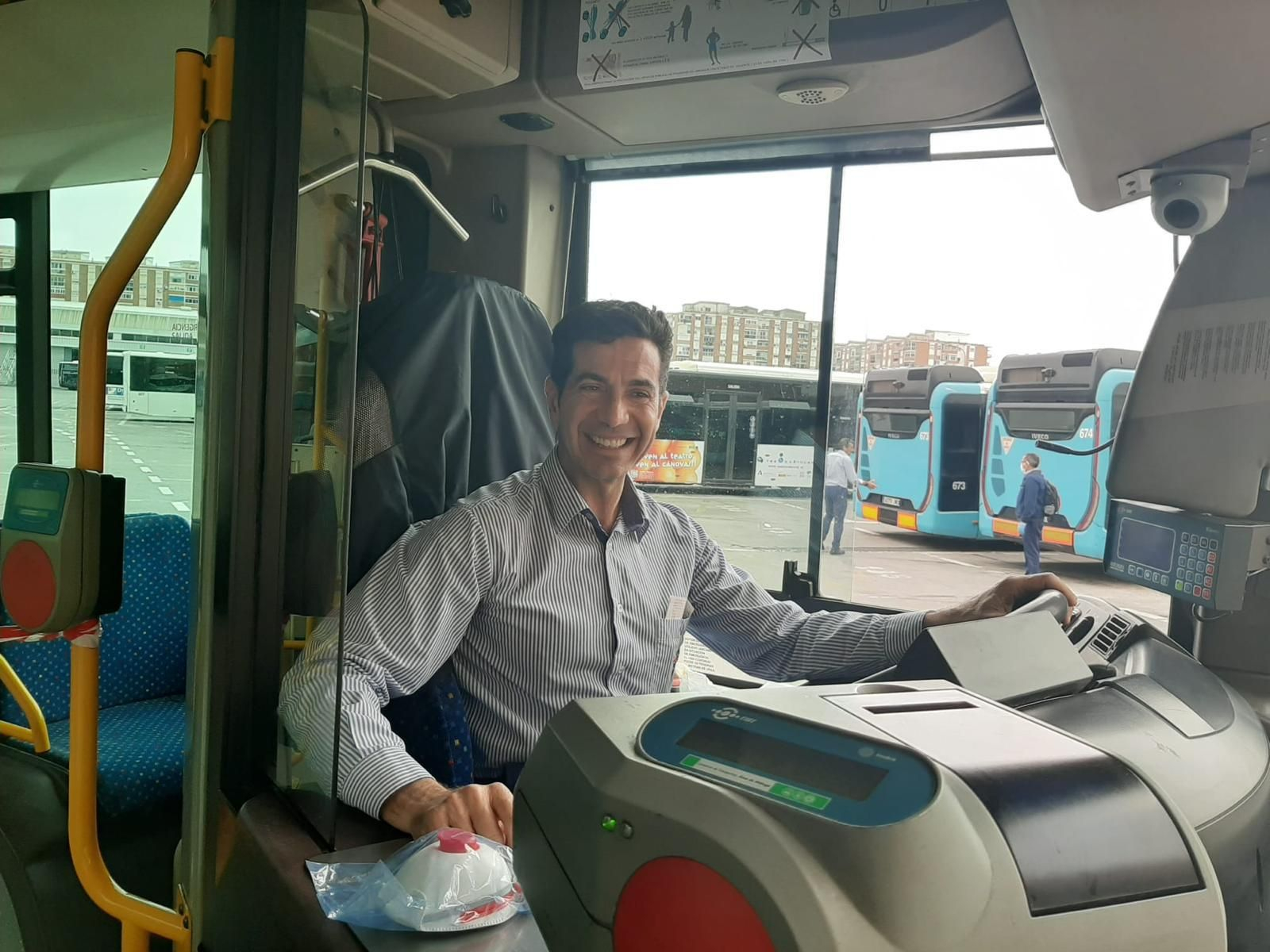 Joaquín Ruiz, conductor de la EMT, en su vehículo.