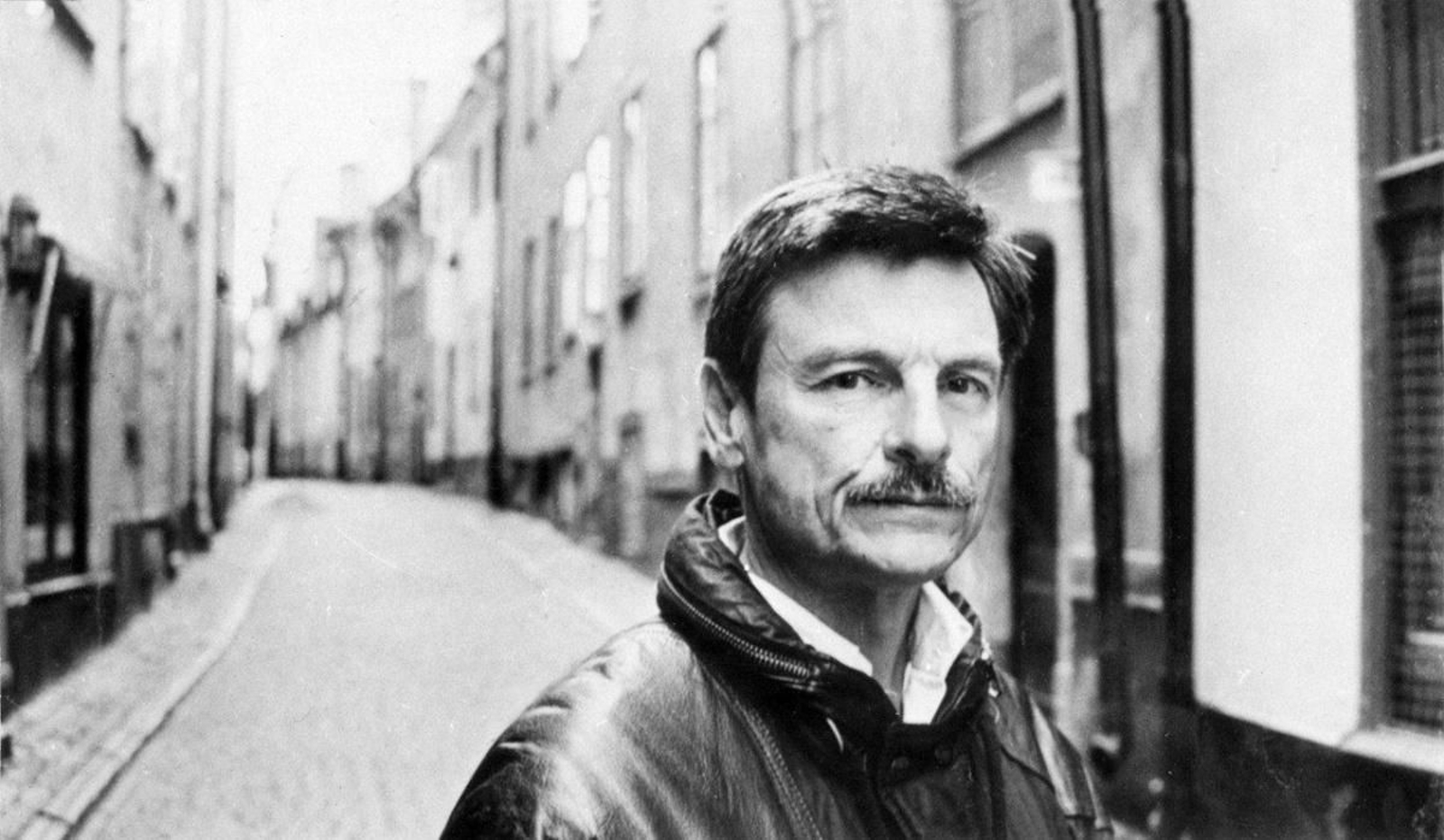 1. El director cinematográfico ruso Andréi Tarkovski (1932-1986). 2 y 7. Imágenes del rodaje de 'Stalker' (1979) con Tarkovski en los diferentes 'sets'.. 3. 'Andréi Rublev' (1966). 4. 'Solaris' (1972), adaptación de la novela de Stanislaw Lem. 5 y 8. Dos escenas de 'El espejo' (1975). 6. Andréi Tarkovski, con una maqueta, en el rodaje de 'Sacrificio' (1986).