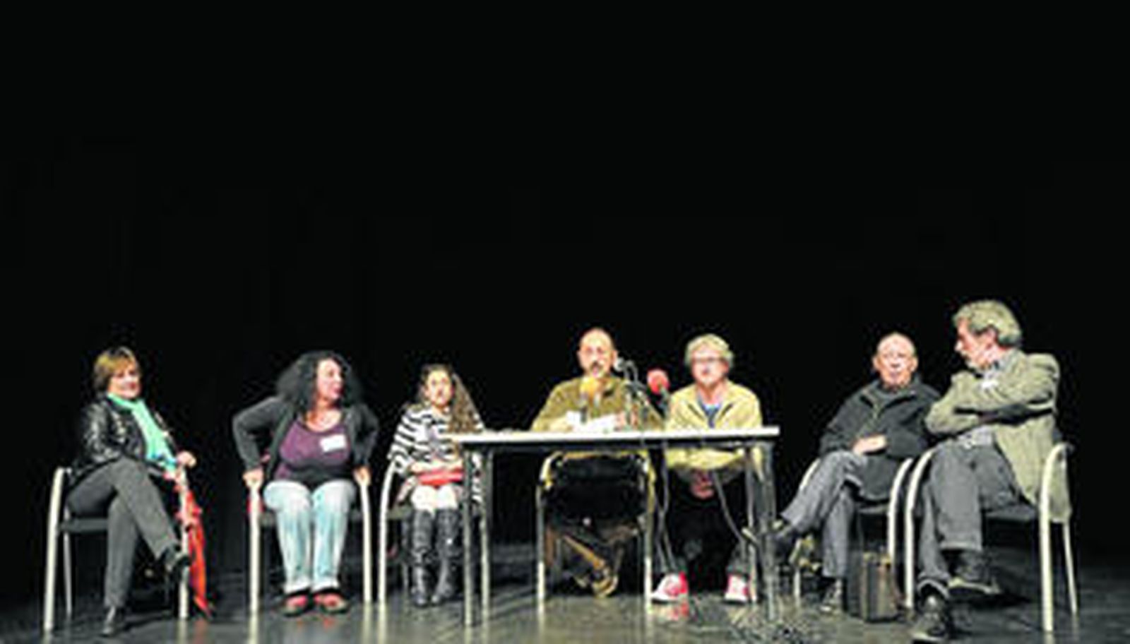 Los representantes de la asociación Escenarios de Sevilla, con su presidente José María Roca al micrófono, en la presentación de su manifiesto en el Teatro Duque-Imperdible.