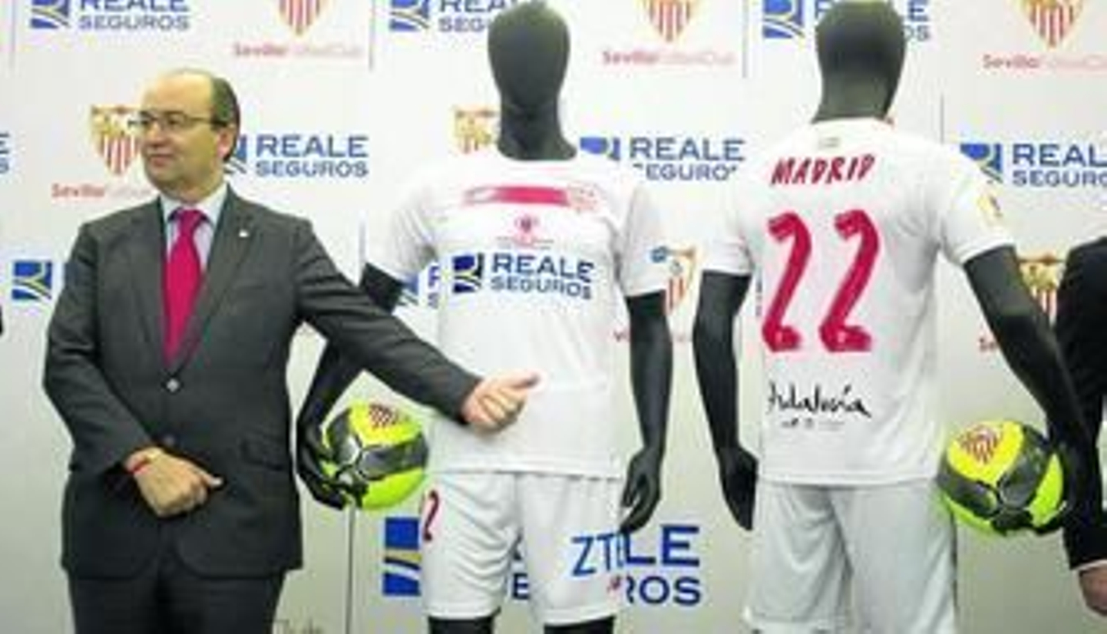 José Castro, con la pulsera conmemorativa de la final de la Copa del Rey, presenta las camisetas para ese partido, con dos patrocinadores.
