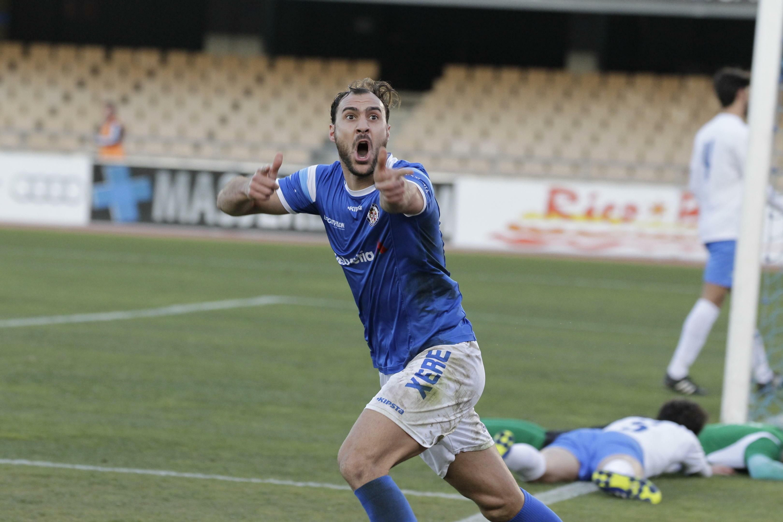 Javi Tamayo celebra uno de sus 29 goles con la camiseta azulina.