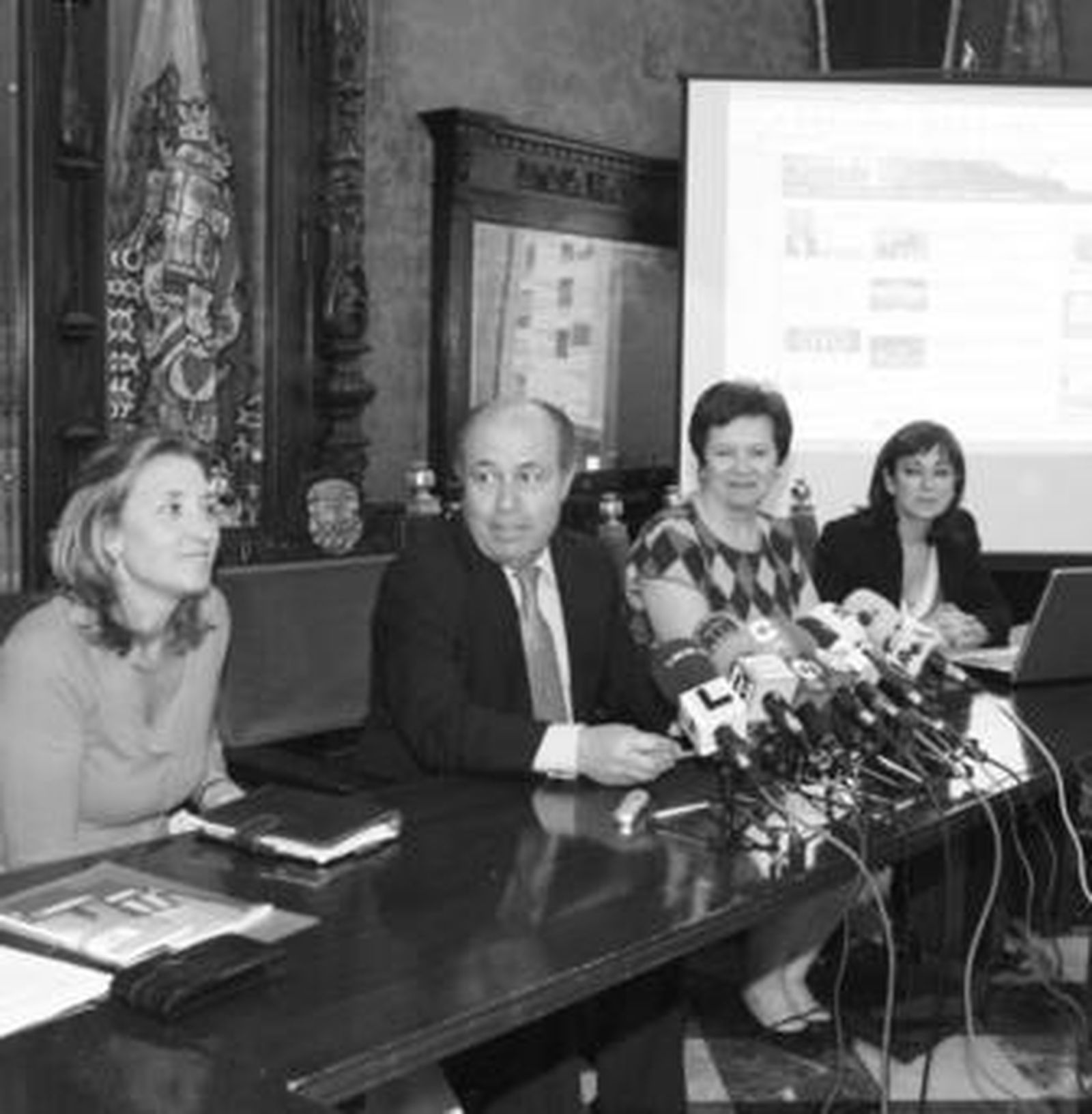 Isabel Nieto, José Torres Hurtado y María Dolores de la Torre Videras durante la presentación del GUL.