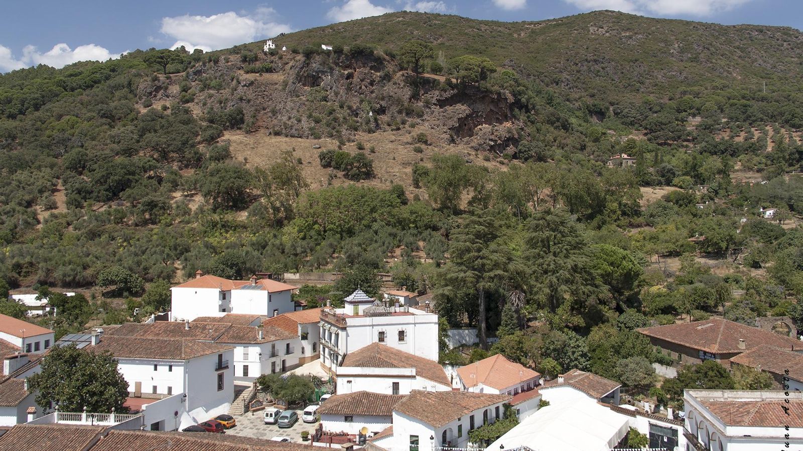 Alájar al pie de la Peña de Arias Montano.