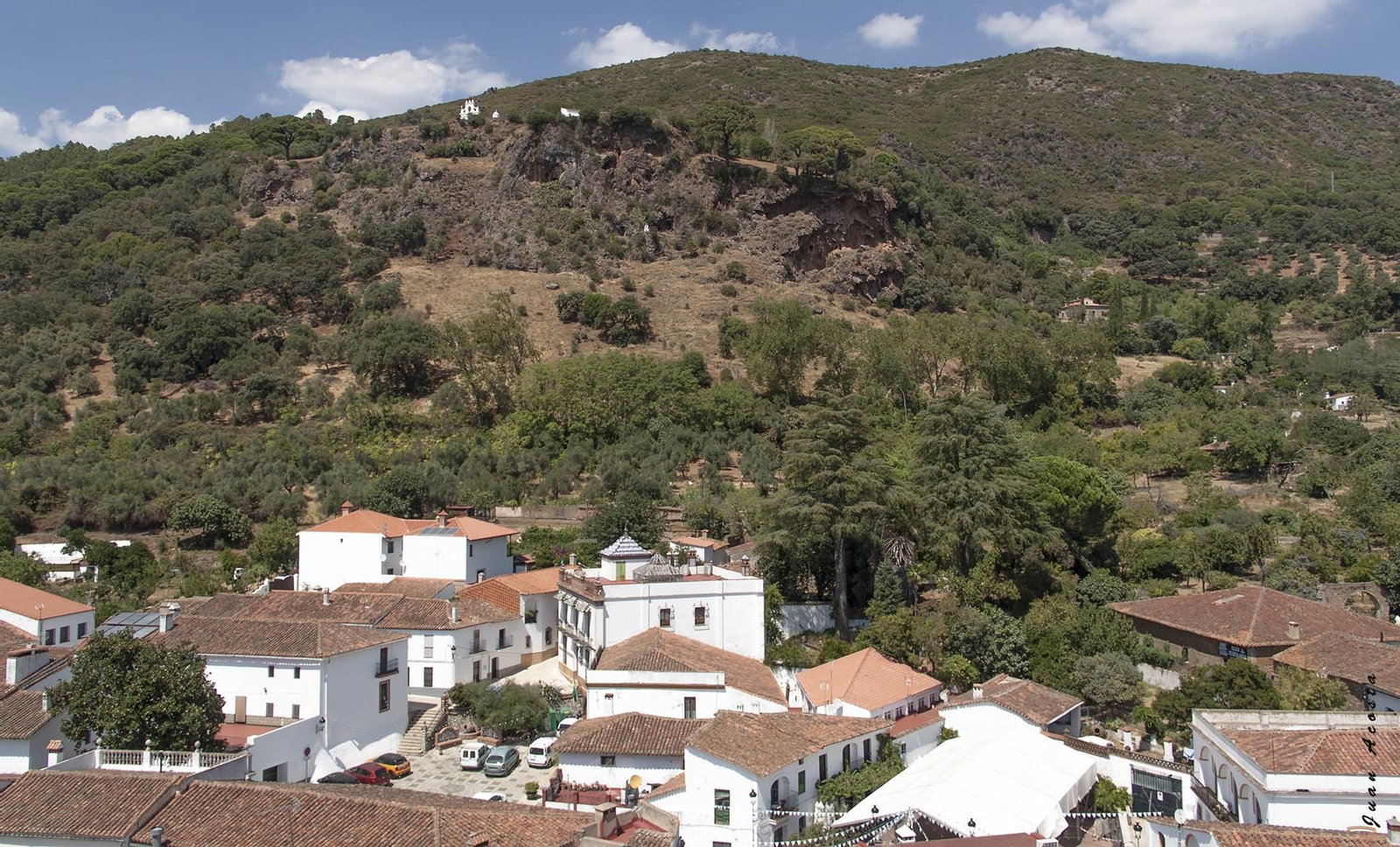 Alájar al pie de la Peña de Arias Montano.