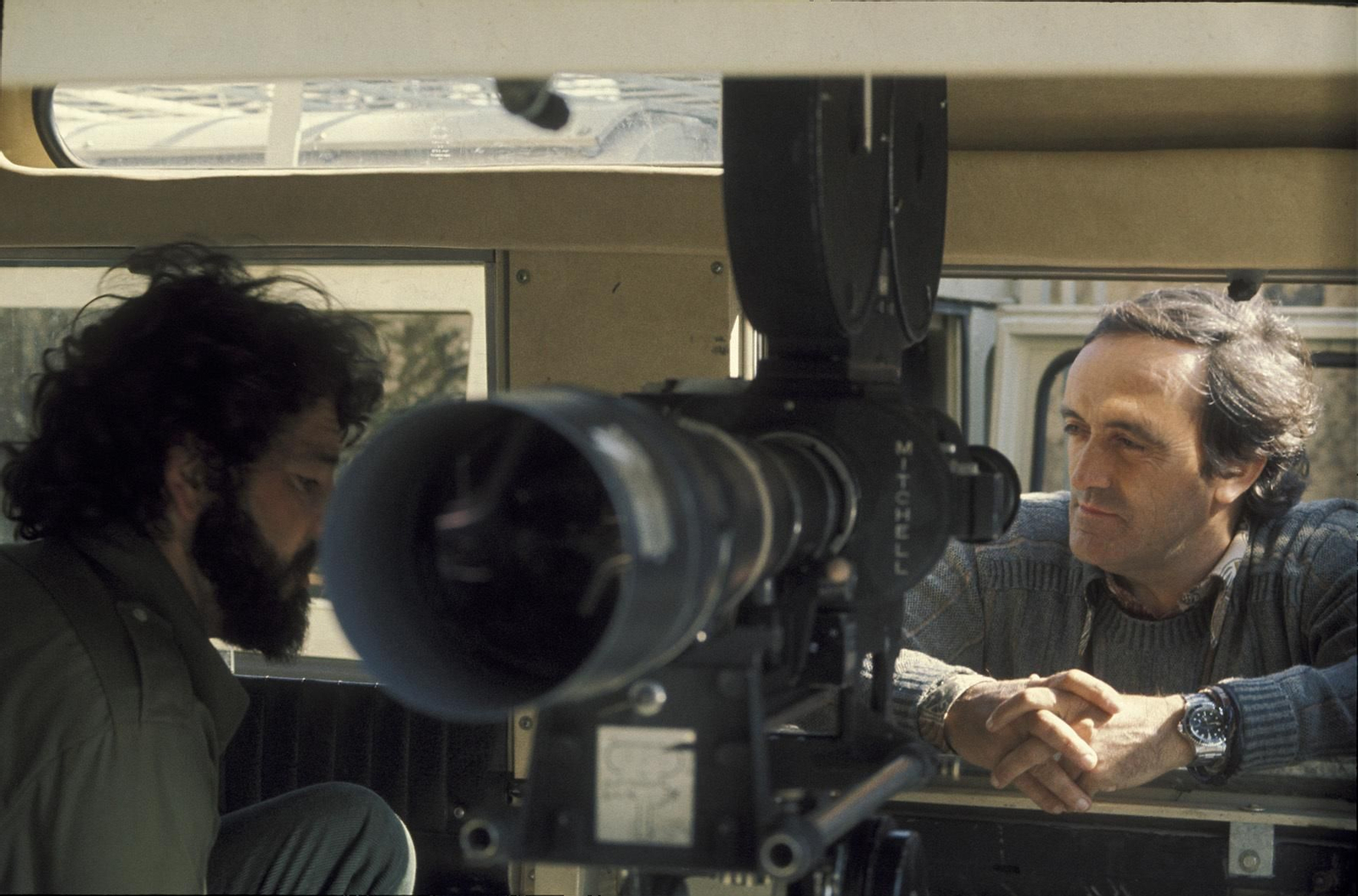 Félix Rodríguez de la Fuente con una de las cámaras de cine de 'El hombre y la tierra'.