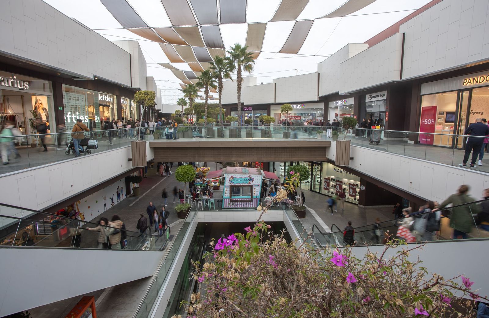 Tiendas abiertas en el centro comercial Holea.