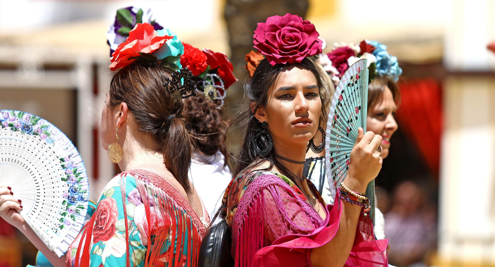 Unas jóvenes con abanicos en la última edición de la Feria, en 2019.